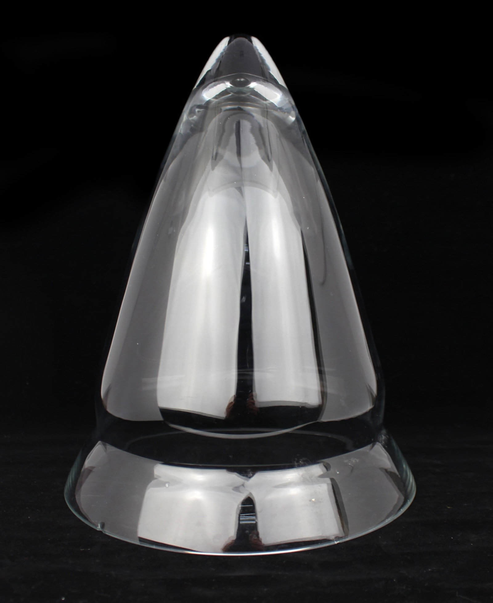 Vintage Glass Dome: Title: Vintage Glass Dome Description: Vintage Glass Dome. 22.5 x 22.5 x 29 (height) cm. Small chip to the rim Condition: Used Delivery option: Collection & Delivery Location: WR1 Category: