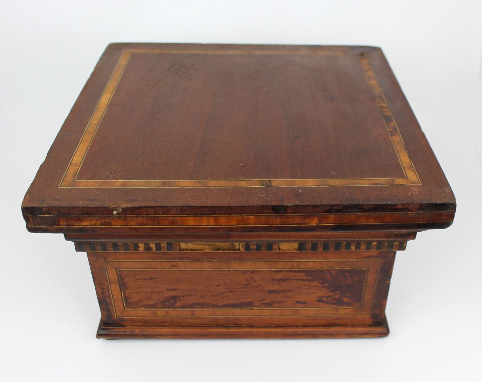 Late Victorian Mahogany Inlaid Pedestal Top Stand: Title: Late Victorian Mahogany Inlaid Pedestal Top Stand Description: Late Victorian Mahogany Inlaid Pedestal Top A late Victorian mahogany pedestal top, finely inlaid with boxwood and ebony