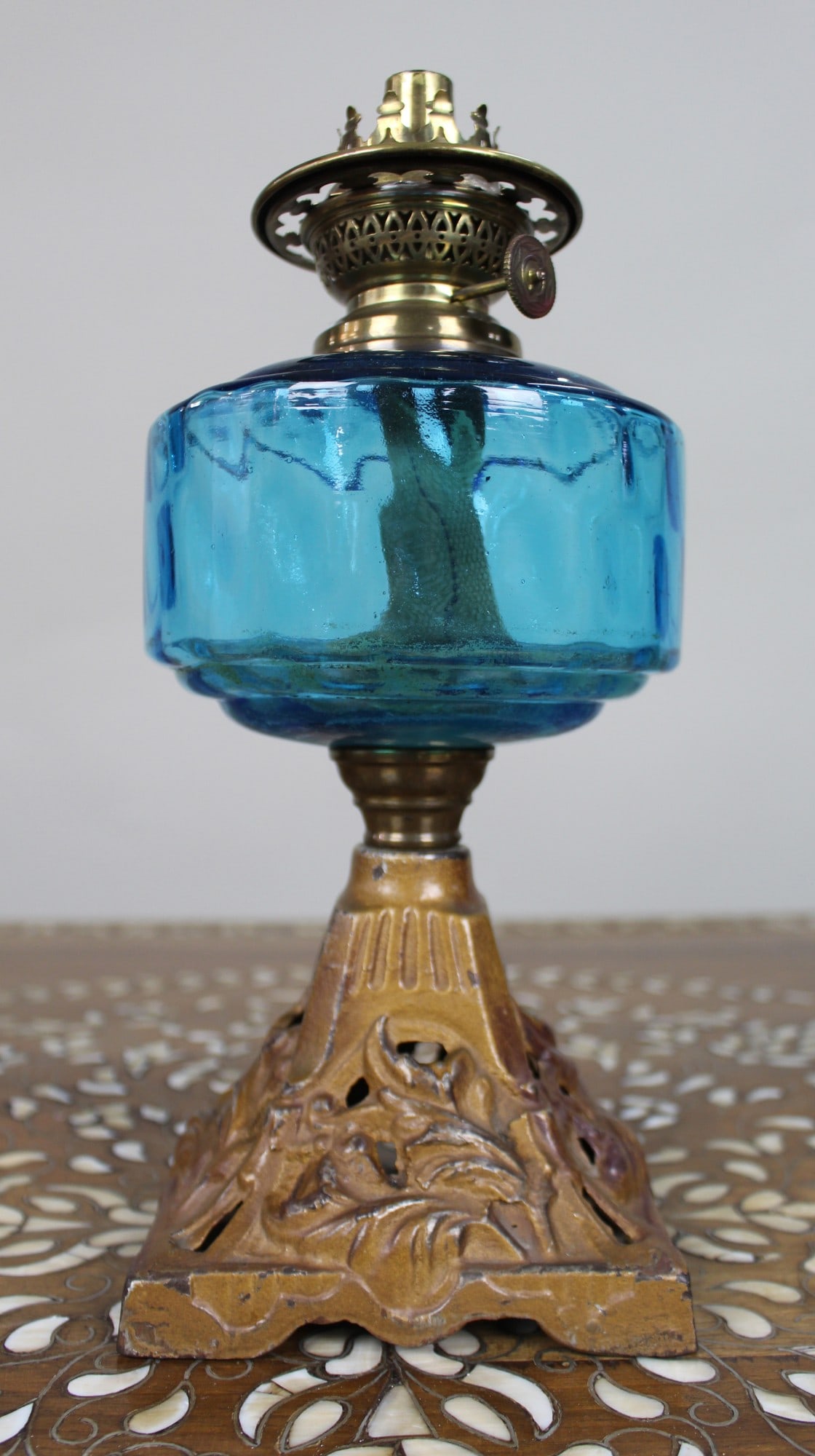 Antique Victorian Oil Lamp with Blue Glass Font: Title: Antique Victorian Oil Lamp with Blue Glass Font Description: Antique Victorian Oil Lamp with Blue Glass Font A decorative late 19th-century oil lamp featuring a vibrant blue moulded