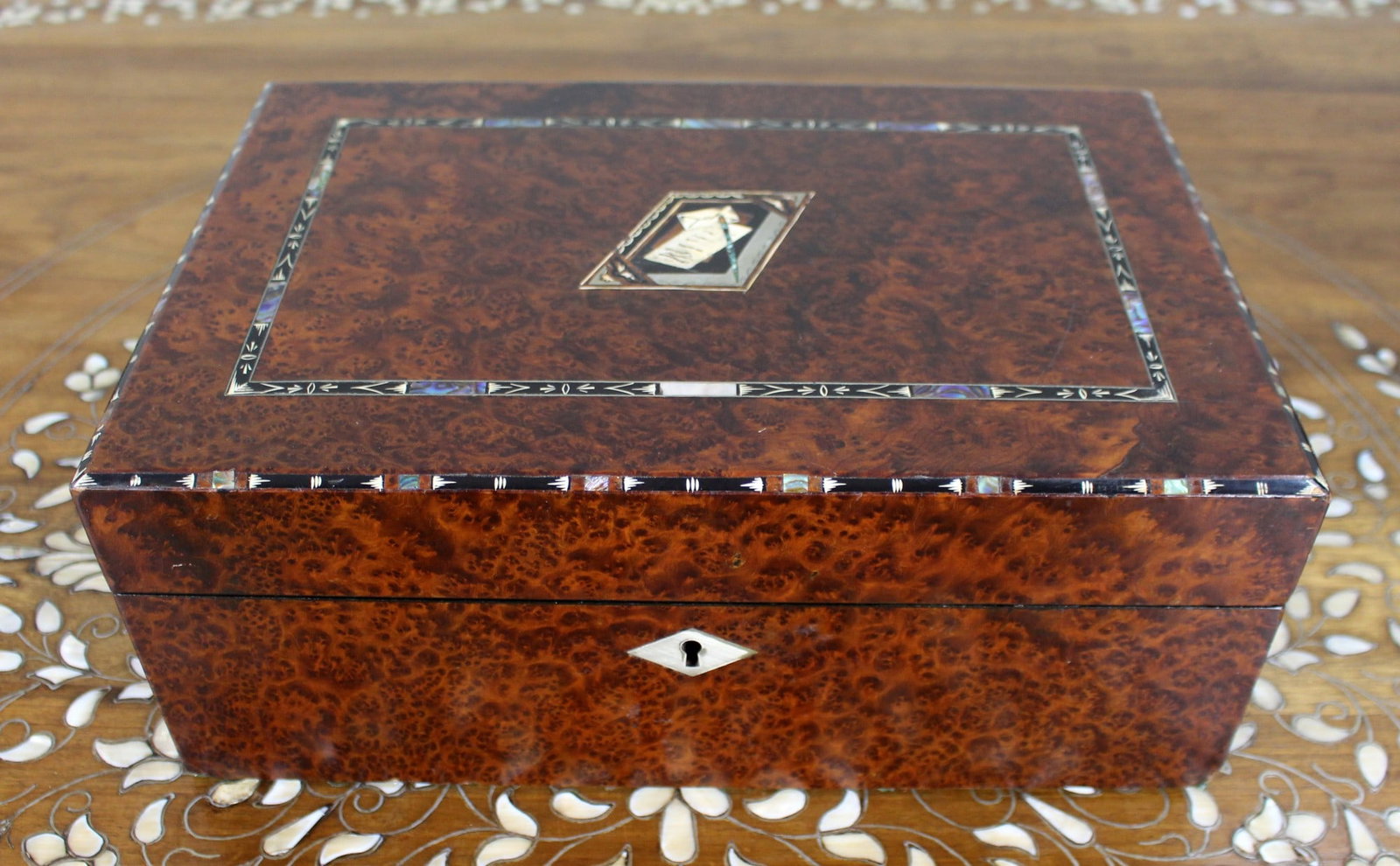 Antique Regency Amboyna & Mother-of-Pearl Inlaid Writing Slope, c.1830: Title: Antique Regency Amboyna & Mother-of-Pearl Inlaid Writing Slope, c.1830 Description: Antique Regency Amboyna & Mother-of-Pearl Inlaid Writing Slope, c.1830 A fine early 19th-century