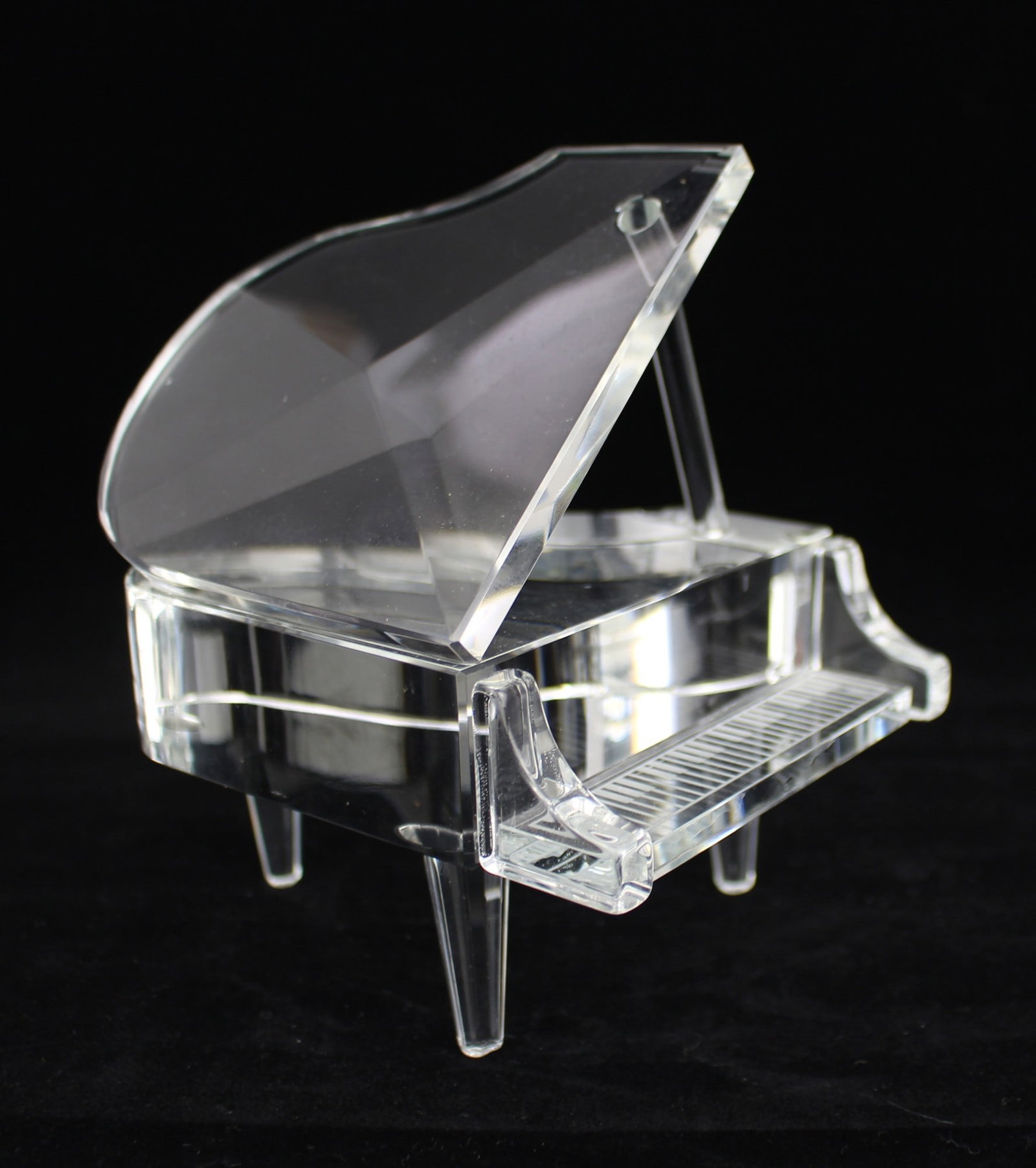 Cut Crystal Grand Piano Sculpture: Title: Cut Crystal Grand Piano Sculpture Description: Cut Crystal Grand Piano Sculpture Fine miniature cut glass crystal grand piano ornament. The body is formed from clear, face