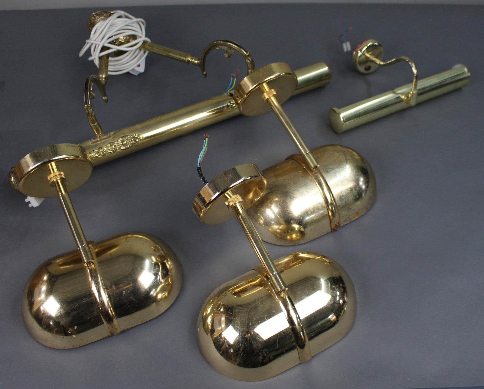 Collection of 5 Vintage Gold Plated Wall Lights: Title: Collection of 5 Vintage Gold Plated Wall Lights Description: Collection of 5 Vintage Gold Plated Wall Lights. All pieces pictured. Some wear in align with previous installation and