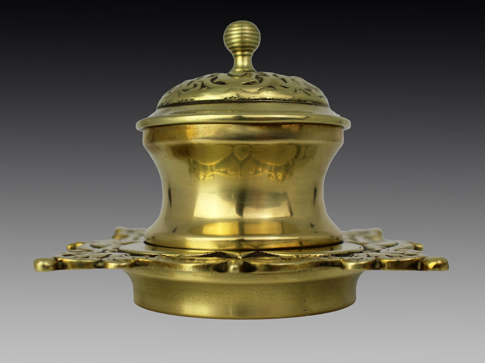 Antique Victorian Brass Inkwell: Title: Antique Victorian Brass Inkwell Description: Antique Victorian Brass Inkwell A fine-quality Victorian brass inkwell, dating to the late 19th century, with a pierced domed lid and a shaped base