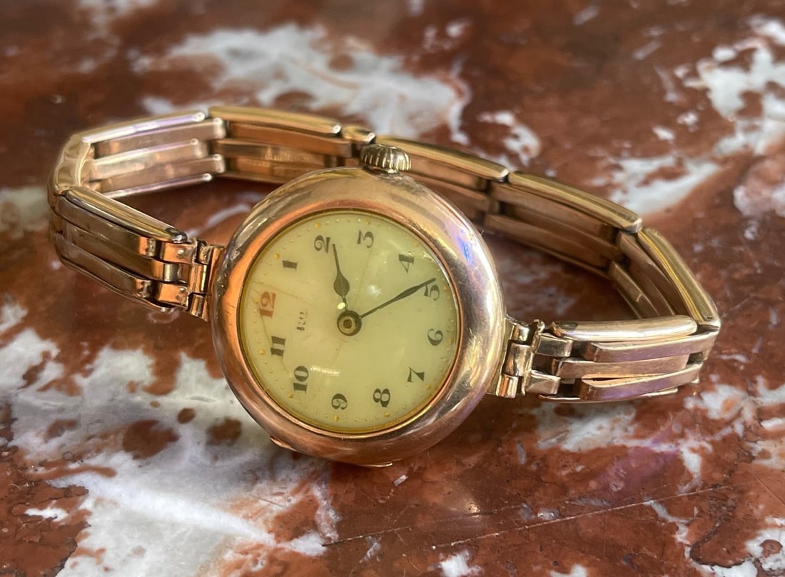 Early Rolex Wilsdorf & Davis 9ct Gold Bracelet Wristwatch, c.1919: Title: Early Rolex Wilsdorf & Davis 9ct Gold Bracelet Wristwatch, c.1919 Description: Early Rolex Wilsdorf & Davis 9ct Gold Bracelet Wristwatch, c.1919 Early Rolex ladies' wristwatch dating