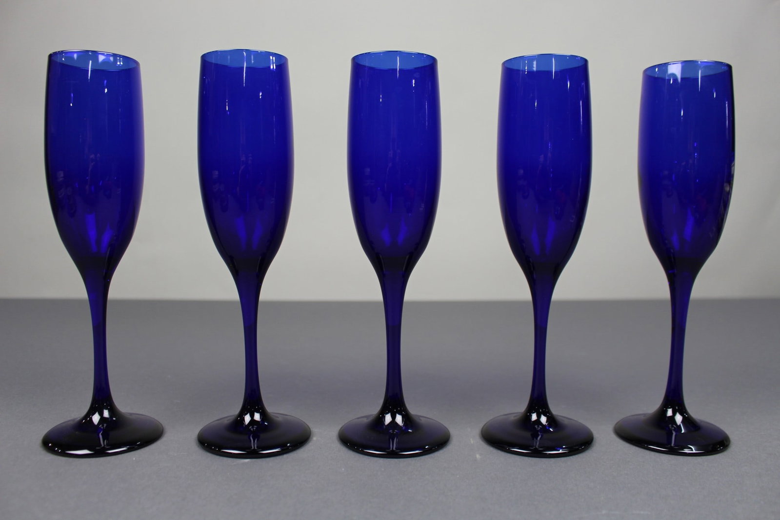Set of 5 Vintage Cobalt Blue Champagne Flues: Title: Set of 5 Vintage Cobalt Blue Champagne Flues Description: Set of 5 Vintage Cobalt Blue Champagne Flues Condition: Used Delivery option: Collection & Delivery Location: WR1 Category: