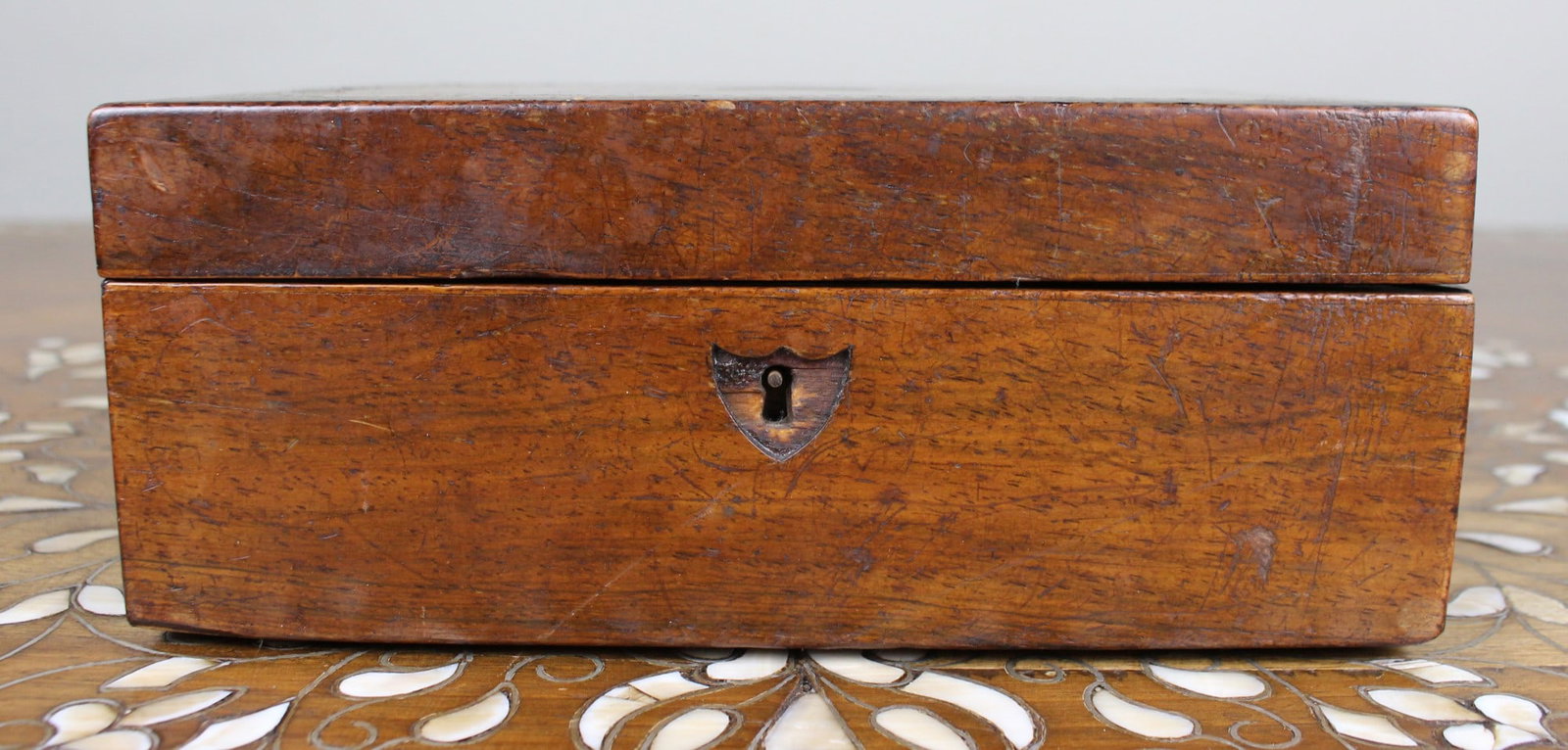 Victorian Mahogany and Brass Inlaid Keepsake Box: Title: Victorian Mahogany and Brass Inlaid Keepsake Box Description: Victorian Mahogany and Brass Inlaid Keepsake Box A mid-19th century English mahogany box of rectangular form, the lid decorated