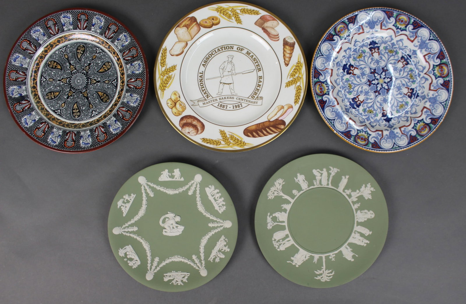Collection of 5 Wedgwood Cabinet Plates: Title: Collection of 5 Wedgwood Cabinet Plates Description: Collection of 5 Wedgwood Cabinet Plates Condition: Used Delivery option: Co