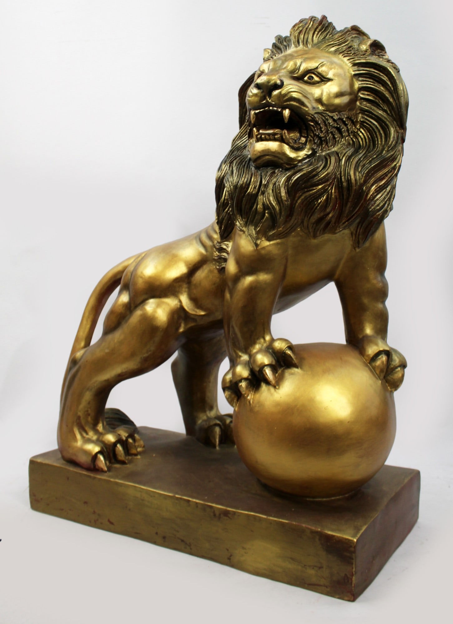 Large Roaring Lion Sculpture with Painted Gold Finish: Title: Large Roaring Lion Sculpture with Painted Gold Finish Description: Large Roaring Lion Sculpture with Painted Gold Finish Late 20th Century | Composite Construction An impressive and