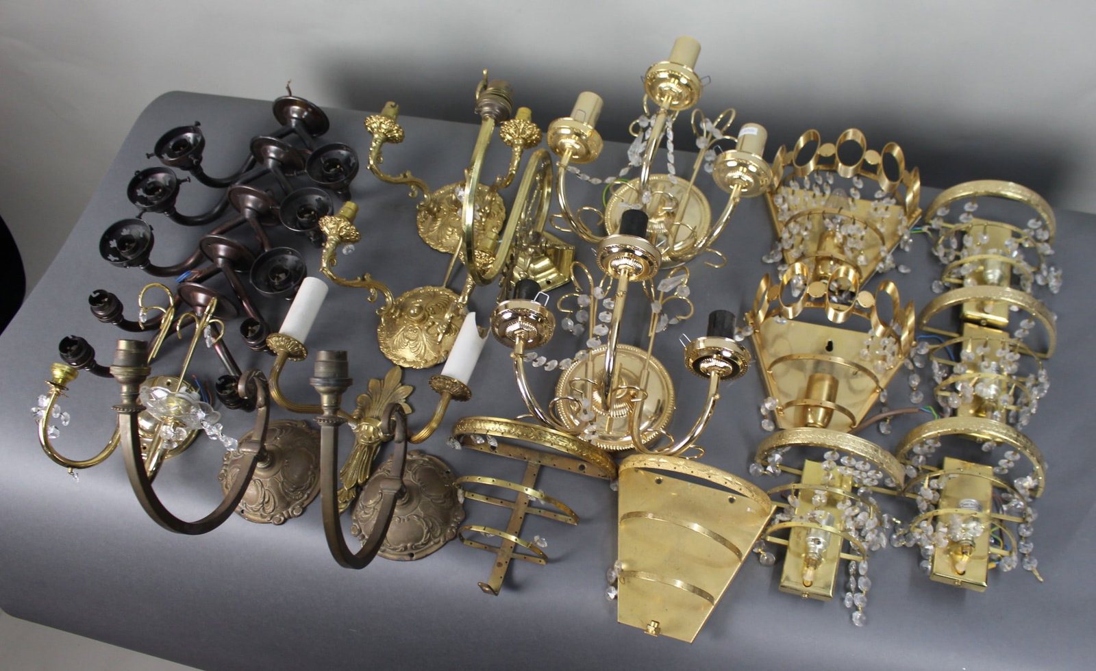 Collection of Vintage Wall Lights: Title: Collection of Vintage Wall Lights Description: Collection of Vintage Wall Lights. All pictured; conditions as pictured; wear and marks, undressed. For refurb and parts Condition: Used Delivery