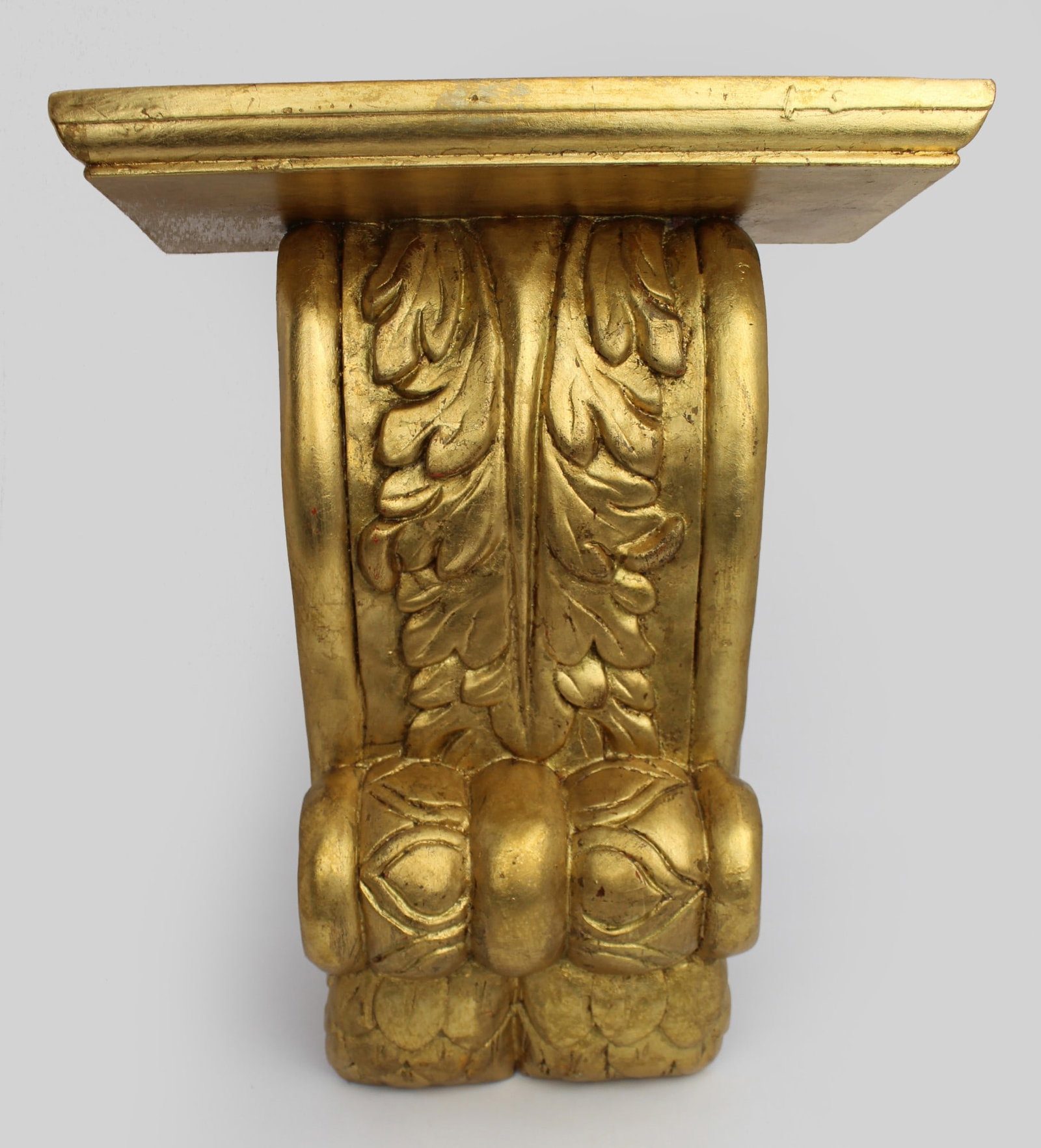 Pair of Vintage Carved Giltwood Wall Bracket Corbels: Title: Pair of Vintage Carved Giltwood Wall Bracket Corbels Description: Pair of Vintage Carved Giltwood Wall Bracket Corbels Dimensions: Width: 30 cm Depth: 14 cm Height: 38 cm Condition: Used