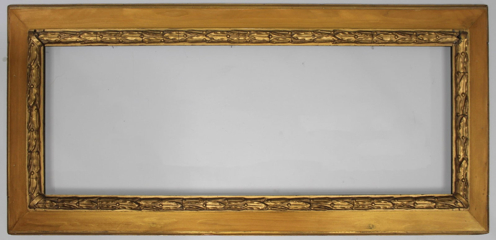 Antique Wood & Gess Gilt Picture Frame: Title: Antique Wood & Gess Gilt Picture Frame Description: Antique Wood & Gess Gilt Picture Frame Frame measures 111 x 53 cm Picture recess 92 x 34 cm Condition: Used Delivery option: