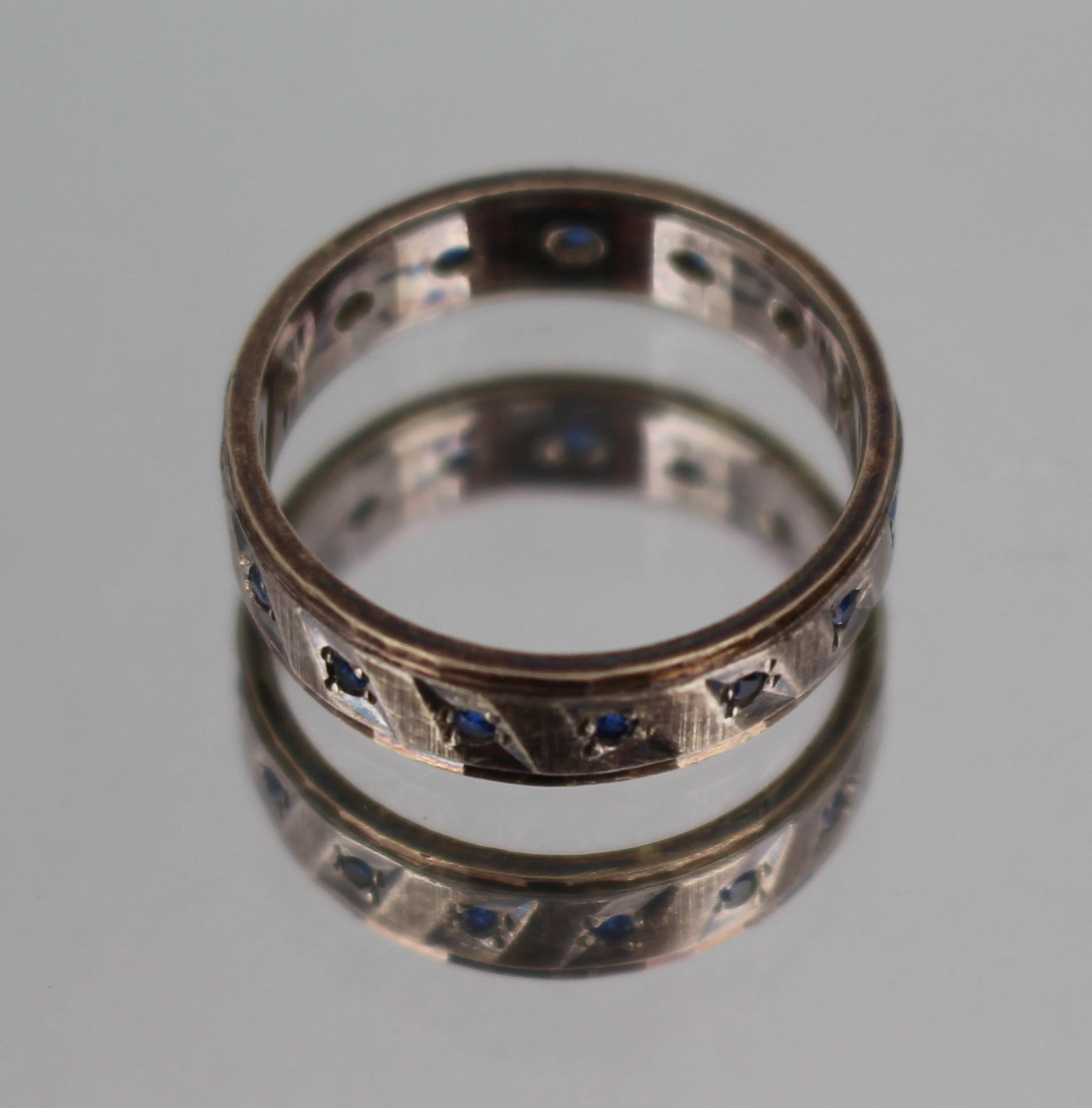 Vintage Silver & 9ct Gold Ring: Title: Vintage Silver & 9ct Gold Ring Description: Vintage Silver & 9ct Gold Ring Condition: Used Delivery option: Collection &