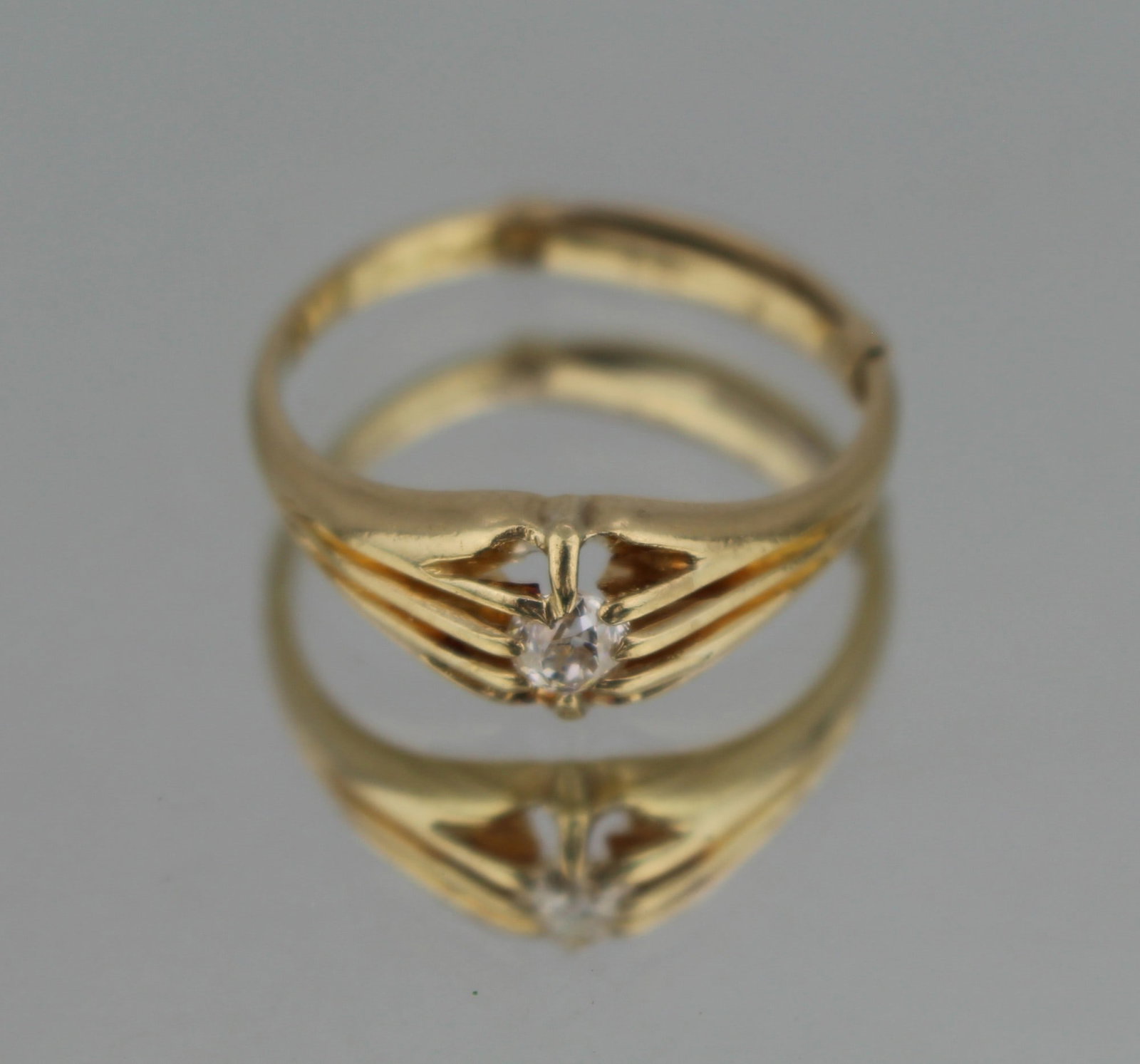 Vintage Gypsy Set 18ct Gold Diamond Ring: Title: Vintage Gypsy Set 18ct Gold Diamond Ring Description: Vintage Gypsy Set 18ct Gold Diamond Ring 18ct yellow gold fully hallmarked. 9ct gold size reducer added. Weight 4.8 g. Ring size (with