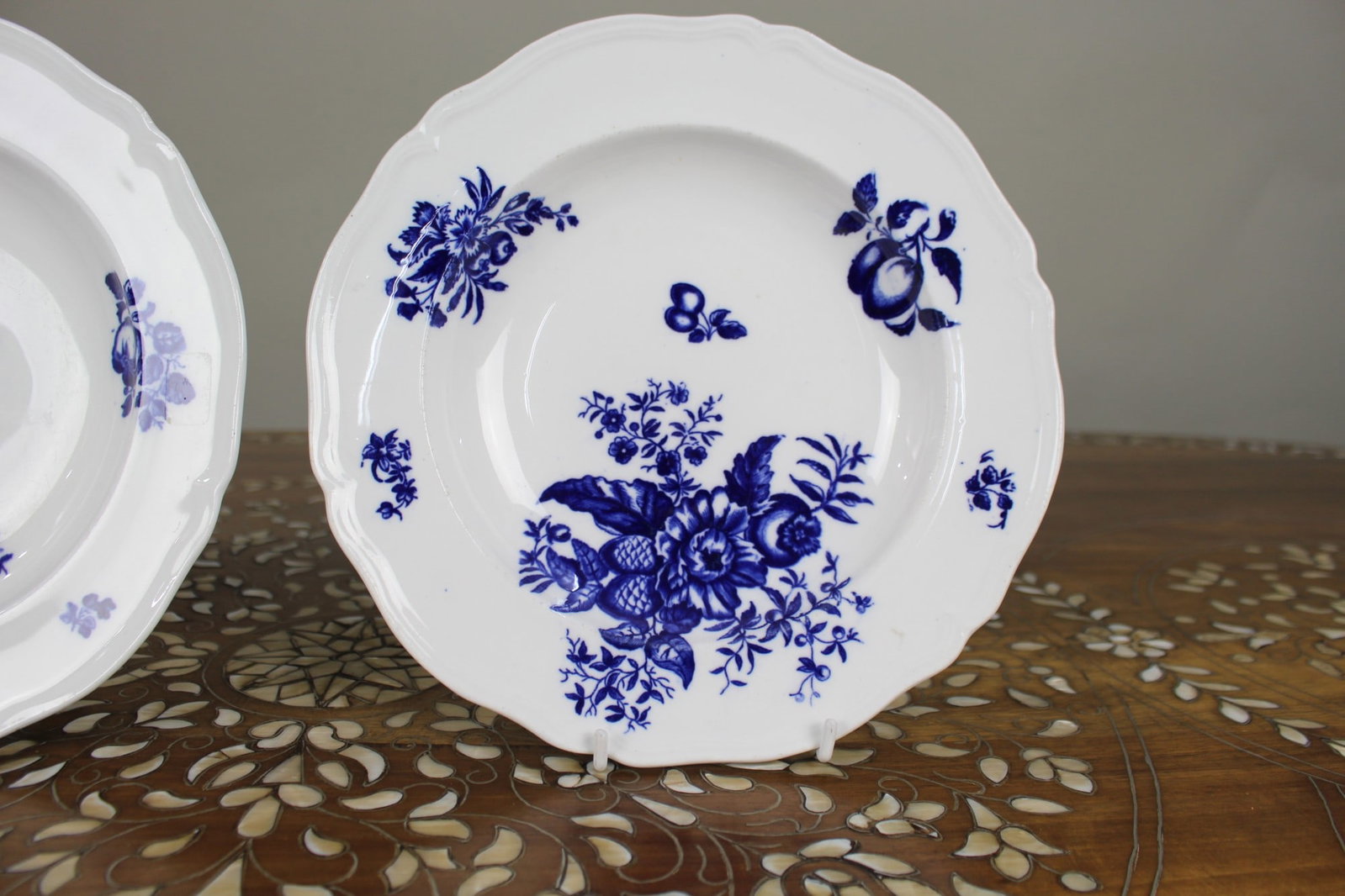 Pair of 18th-Century English Blue & White Porcelain Bowls - 6