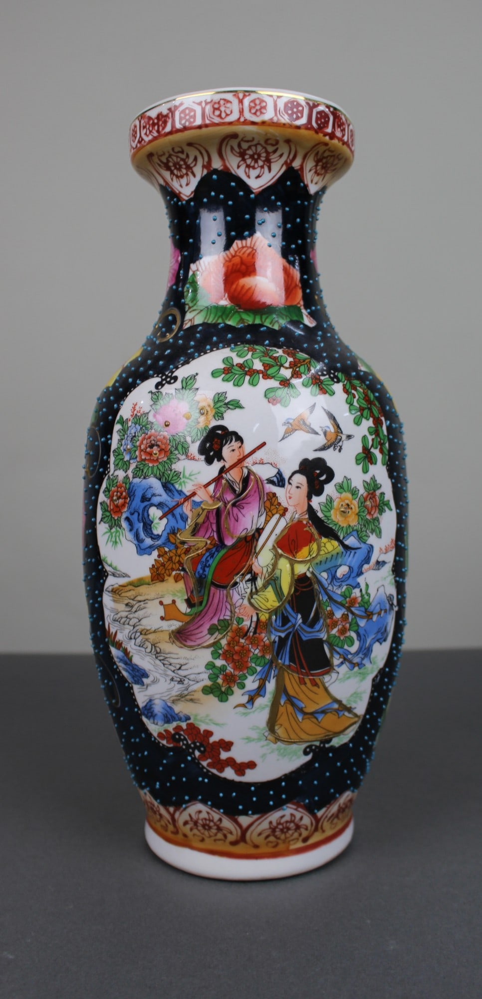 Decorative Japanese Porcelain Vase, Mid to Late 20th Century: Title: Decorative Japanese Porcelain Vase, Mid to Late 20th Century Description: Decorative Japanese Porcelain Vase, Mid to Late 20th Century A striking Japanese porcelain vase of baluster