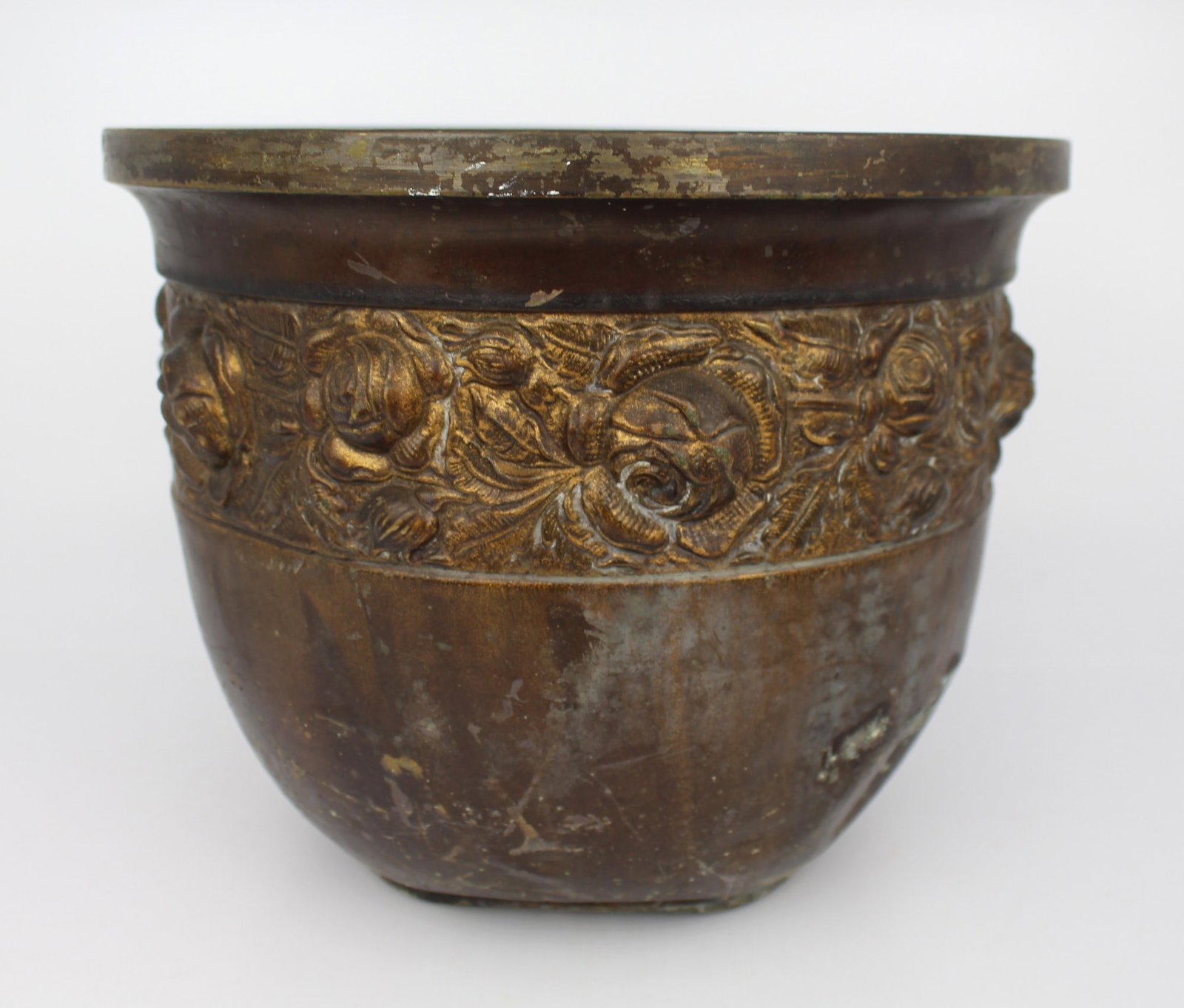 Antique Chinese Gilt Bronze Cachepot with Floral Relief: Title: Antique Chinese Gilt Bronze Cachepot with Floral Relief Description: Antique Chinese Gilt Bronze Cachepot with Floral Relief A decorative late Qing period Chinese cachepot, cast in bronze with