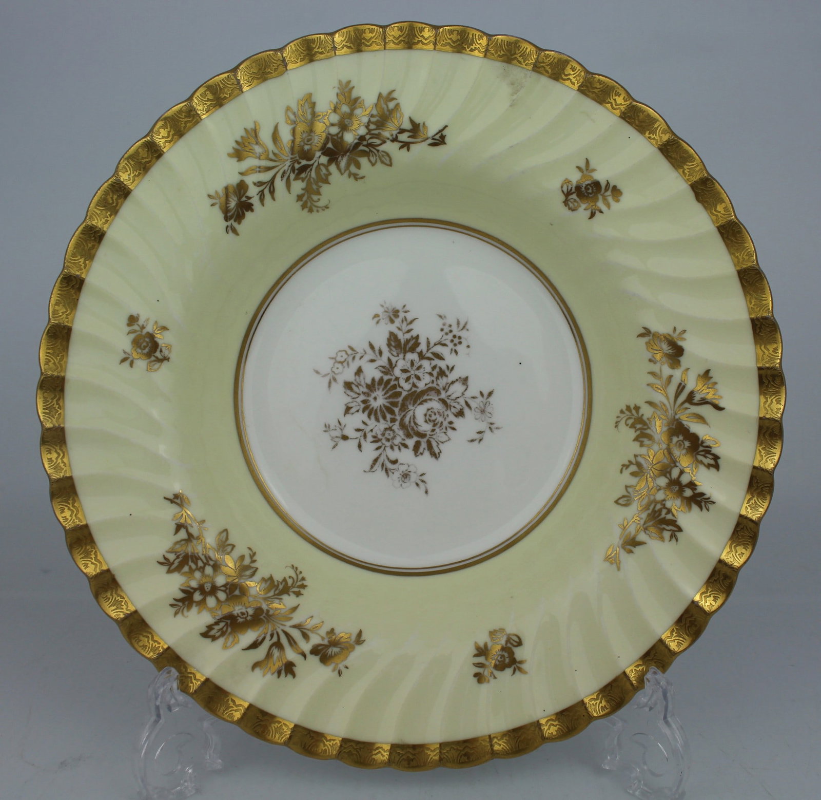 Minton Gilt & Cream Dessert Bowl: Title: Minton Gilt & Cream Dessert Bowl Description: Minton Gilt & Cream Dessert Bowl. Width: 22.5 cm. No chips, cracks or repairs, gilding clean, a few surface scratches Condition: Used