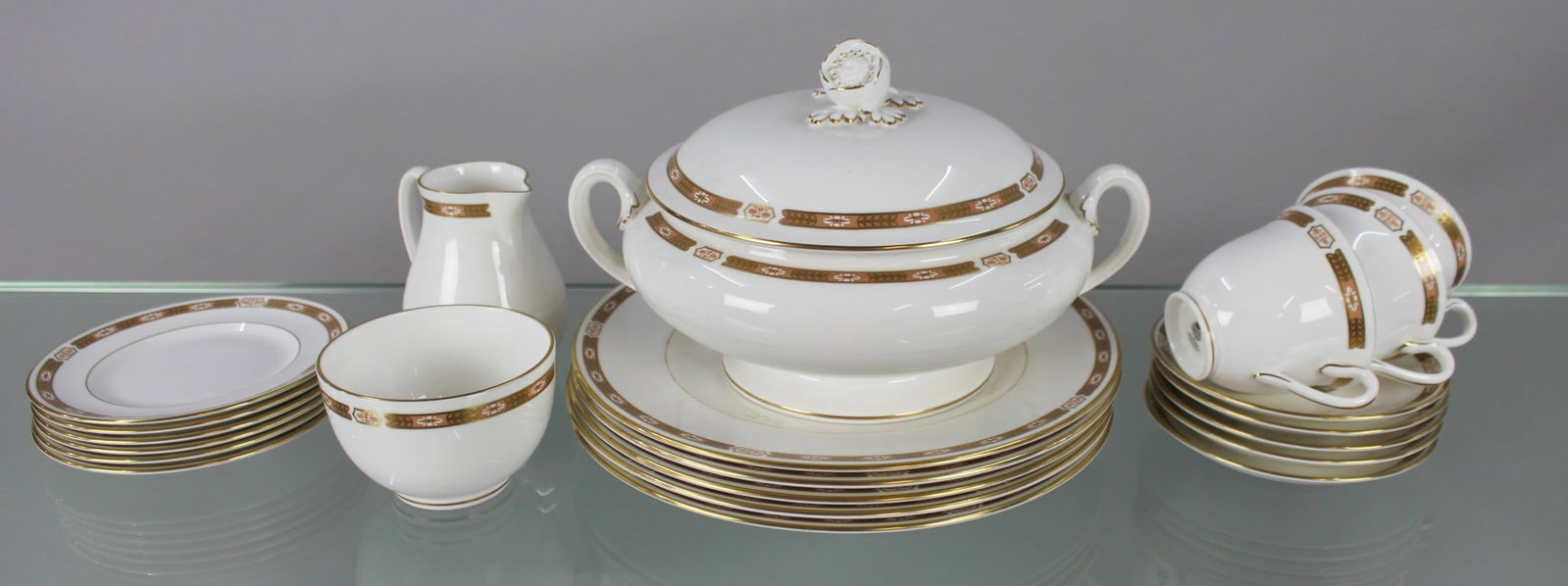 Royal Worcester Grosvenor White & Gold Part Dinner Service: Title: Royal Worcester Grosvenor White & Gold Part Dinner Service Description: Royal Worcester Grosvenor White & Gold Part Dinner Service Royal Worcester. Dated 1983. White porcelain with