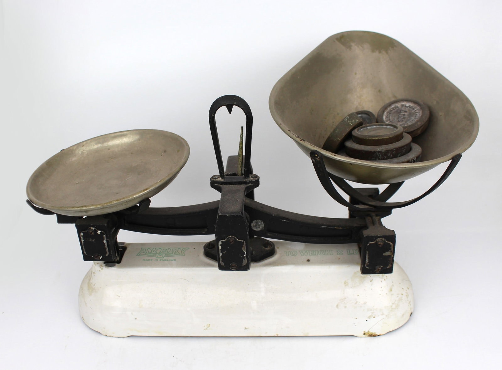 Vintage Scales: Title: Vintage Scales Description: Vintage Avery Balance Scale with Weights A classic mid-20th century Avery balance scale, made in England, featuring a cast iron frame with a white enamelled base