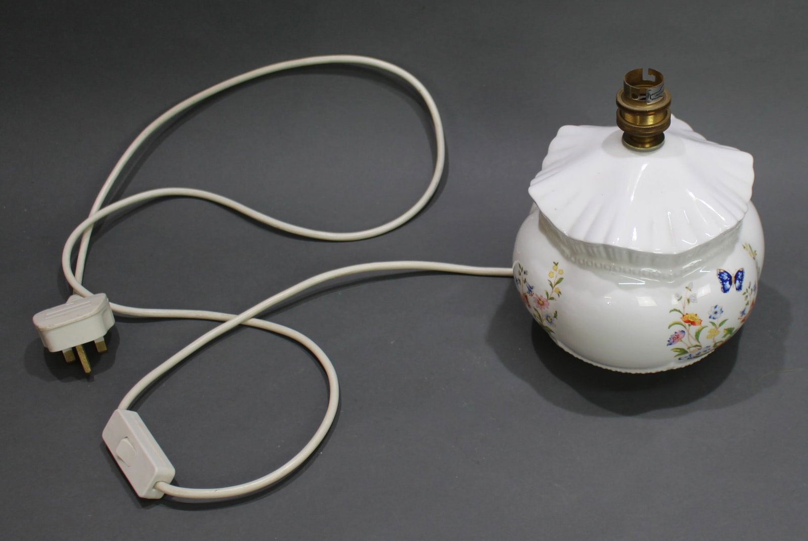 Aynsley Porcelain Butterfly Table Lamp: Title: Aynsley Porcelain Butterfly Table Lamp Description: Aynsley Porcelain Butterfly Table Lamp Aynsley table lamp. Made in England. Width: 17 cm. Height: 20 cm Very good porcelain condition; no