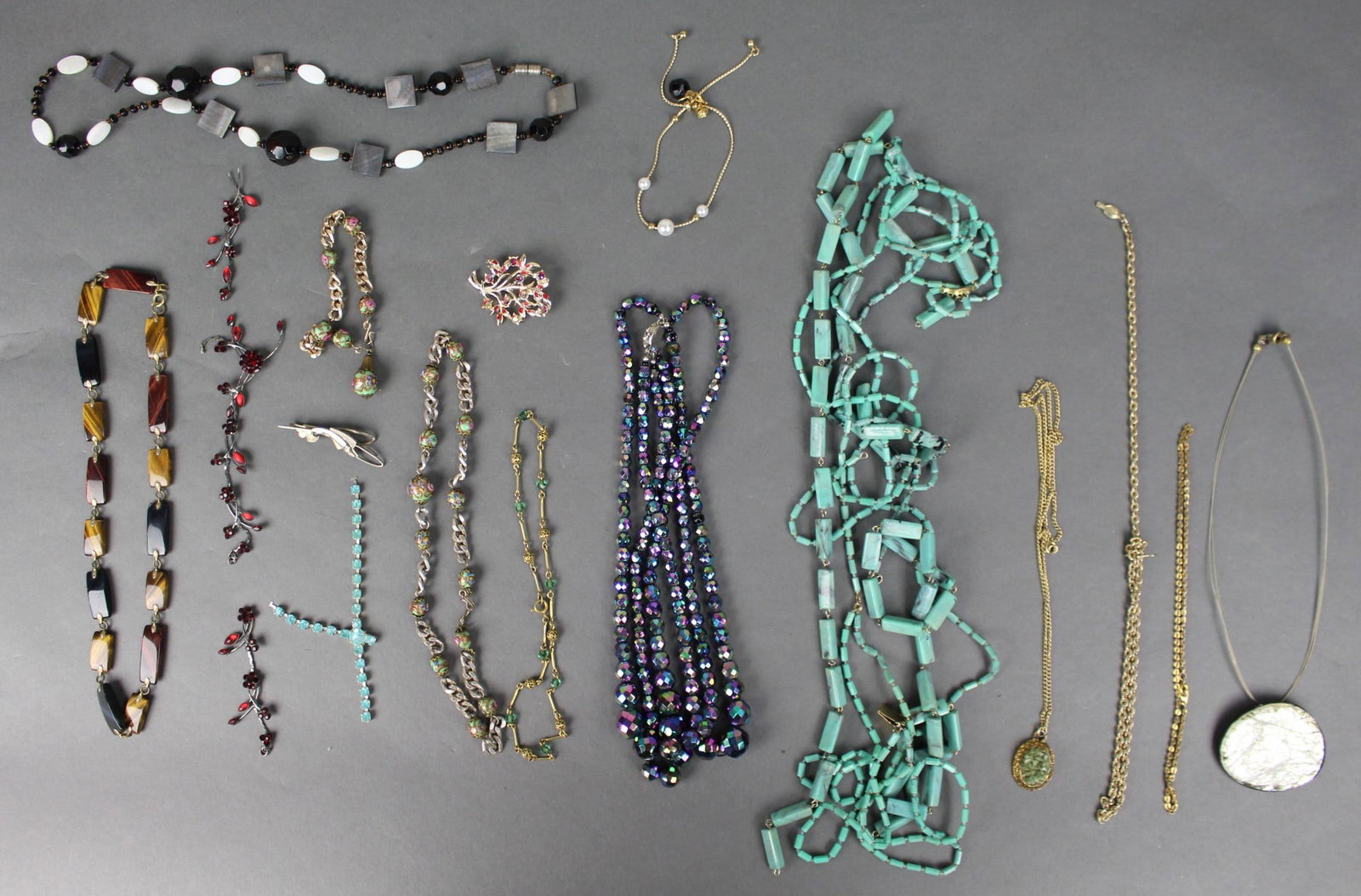 Collection of Costume Jewellery: Title: Collection of Costume Jewellery Description: Collection of Costume Jewellery. Modern and vintage. All pieces pictured; 16 in total, a couple with breaks Condition: Used Delivery option: