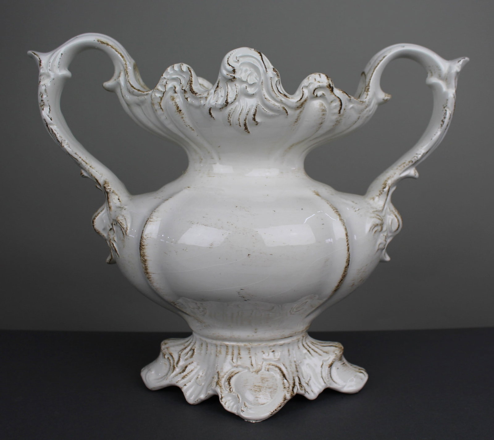 Vintage Italian Porcelain Two Handled Flower Vase: Title: Vintage Italian Porcelain Two Handled Flower Vase Description: Vintage Italian Porcelain Two Handled Flower Vase Condition: Used Delivery option: Collection & Delivery Location: WR1