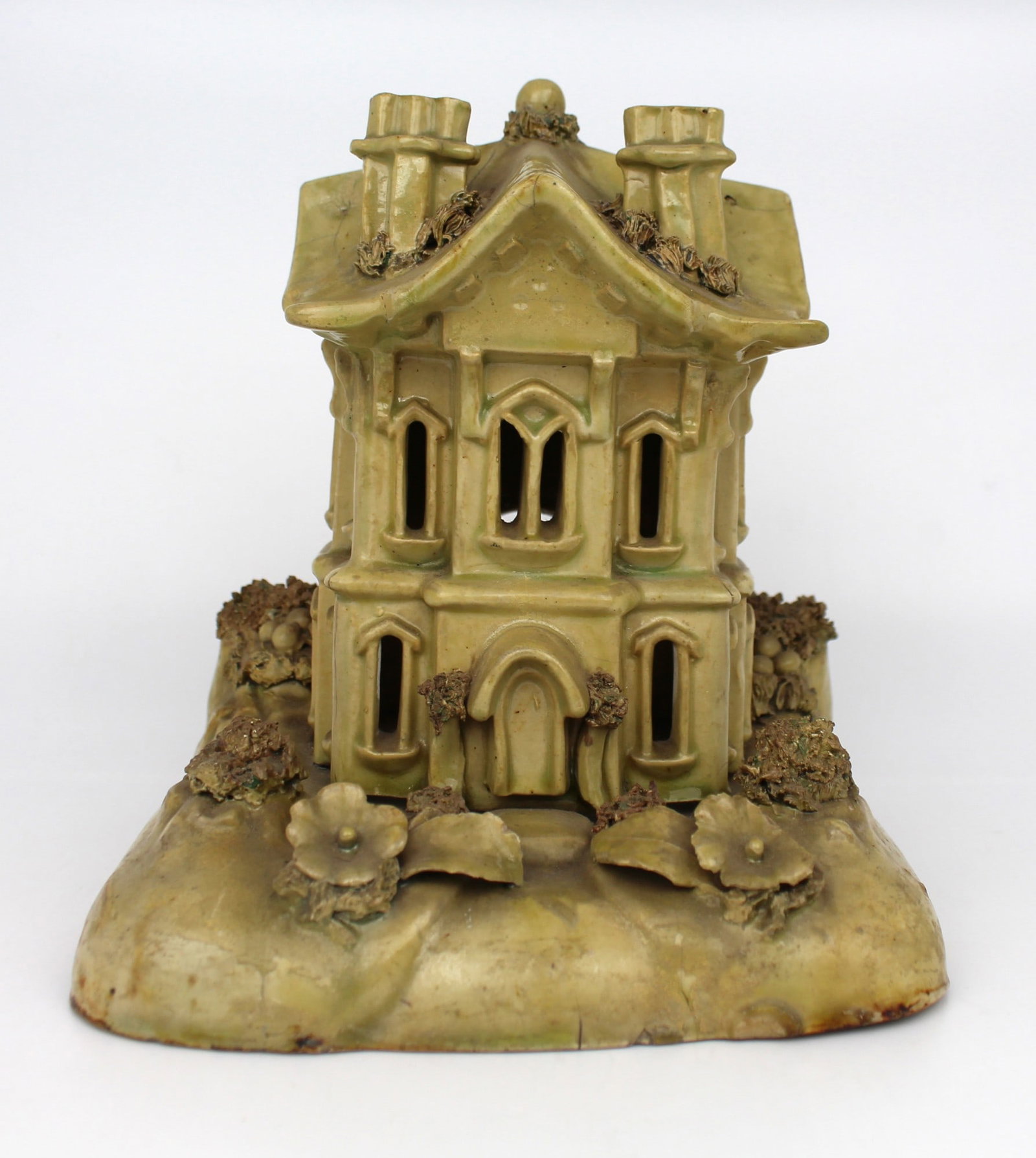 Vintage Ceramic House: Title: Vintage Ceramic House Description: Vintage Ceramic House. Measures 17 x 15 x 18 (height) cm Condition: Used Delivery option: Collection & Delivery Location: WR1 Category: Antiques