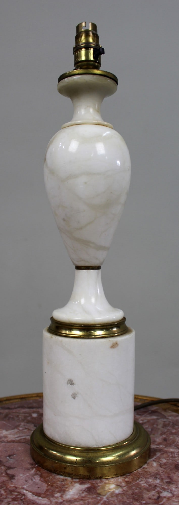 Vintage White Alabaster and Brass Table Lamp: Title: Vintage White Alabaster and Brass Table Lamp Description: Vintage White Alabaster and Brass Table Lamp A vintage table lamp of classical urn form, crafted from white alabaster with natural