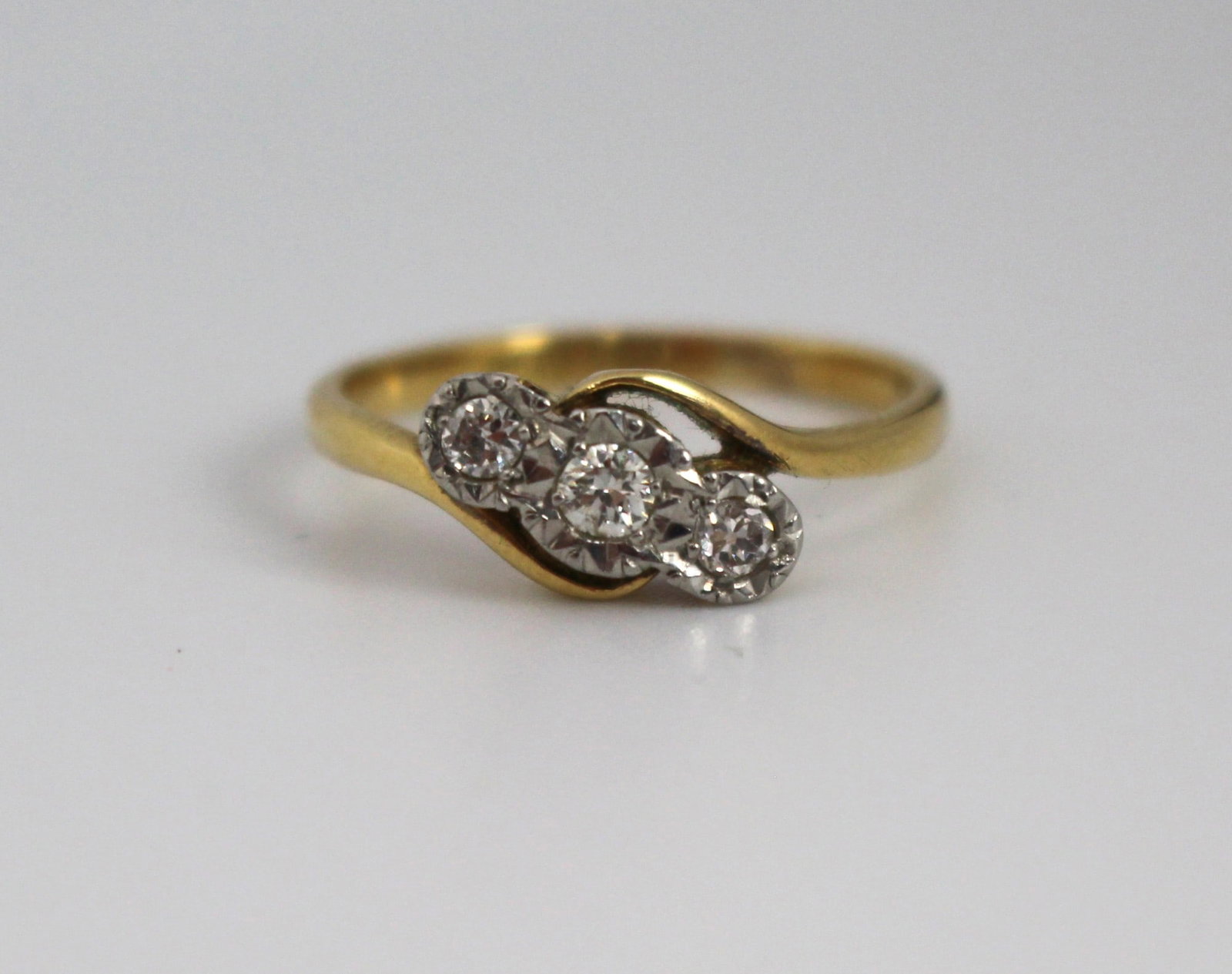 Vintage Diamond Three Stone 18ct Gold Ring: Title: Vintage Diamond Three Stone 18ct Gold Ring Description: Mid-20th Century Diamond Three-Stone Ring – 18ct Yellow Gold & Platinum An elegant mid-20th-century three-stone diamond ring,