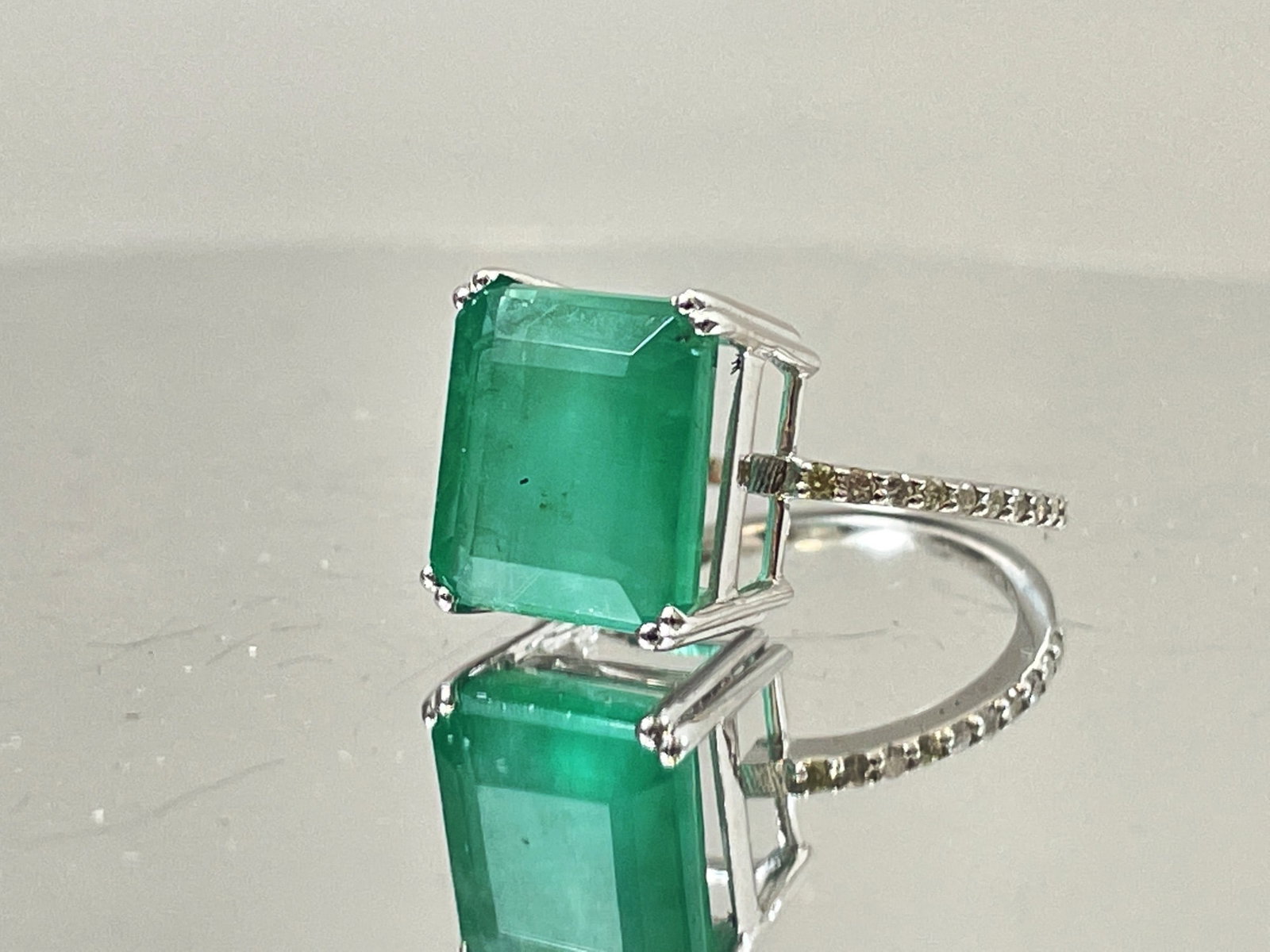 Beautiful 7.19CT Natural Emerald With Natural Diamonds & 18k White Gold - 3