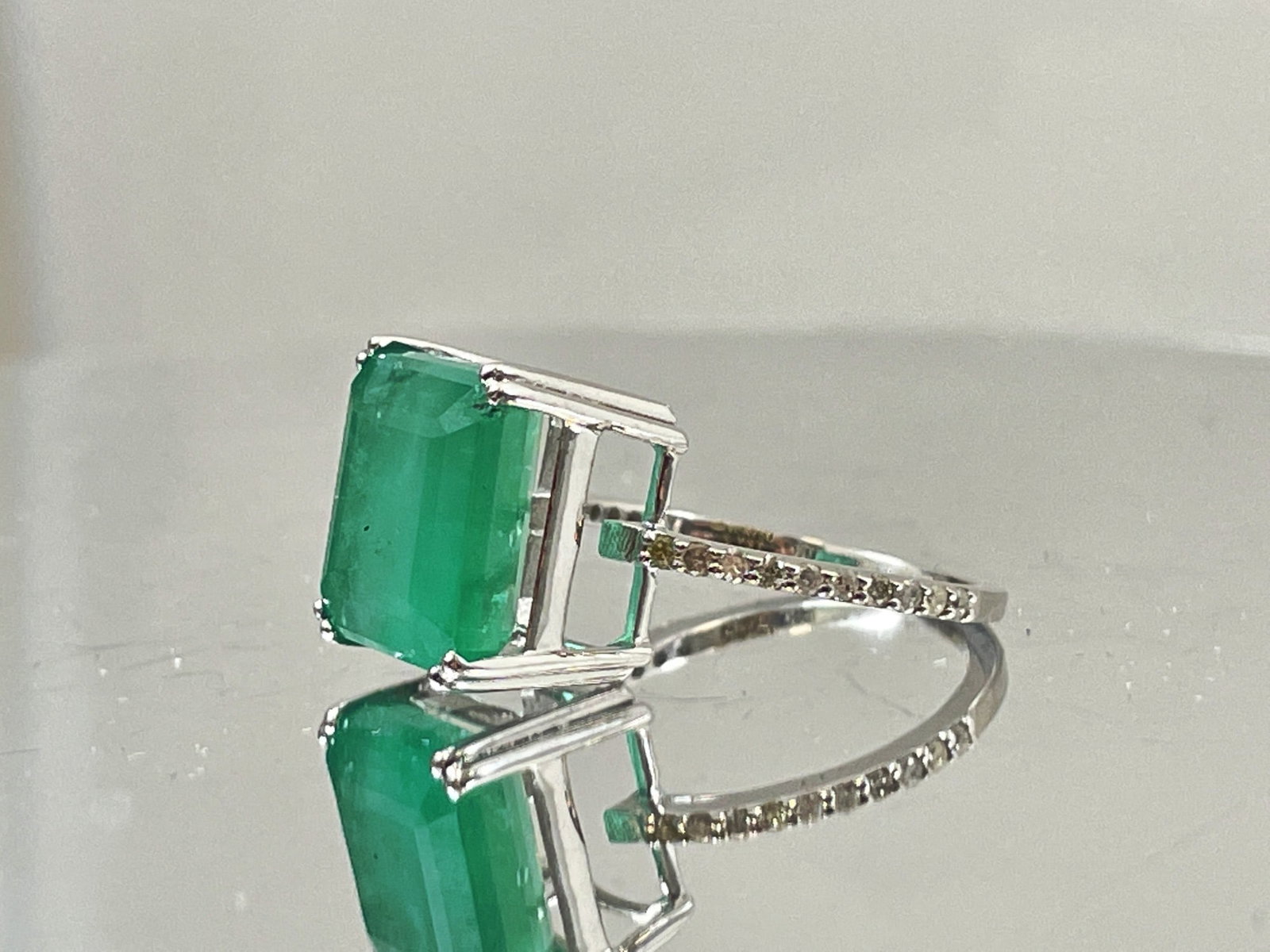 Beautiful 7.19CT Natural Emerald With Natural Diamonds & 18k White Gold - 4