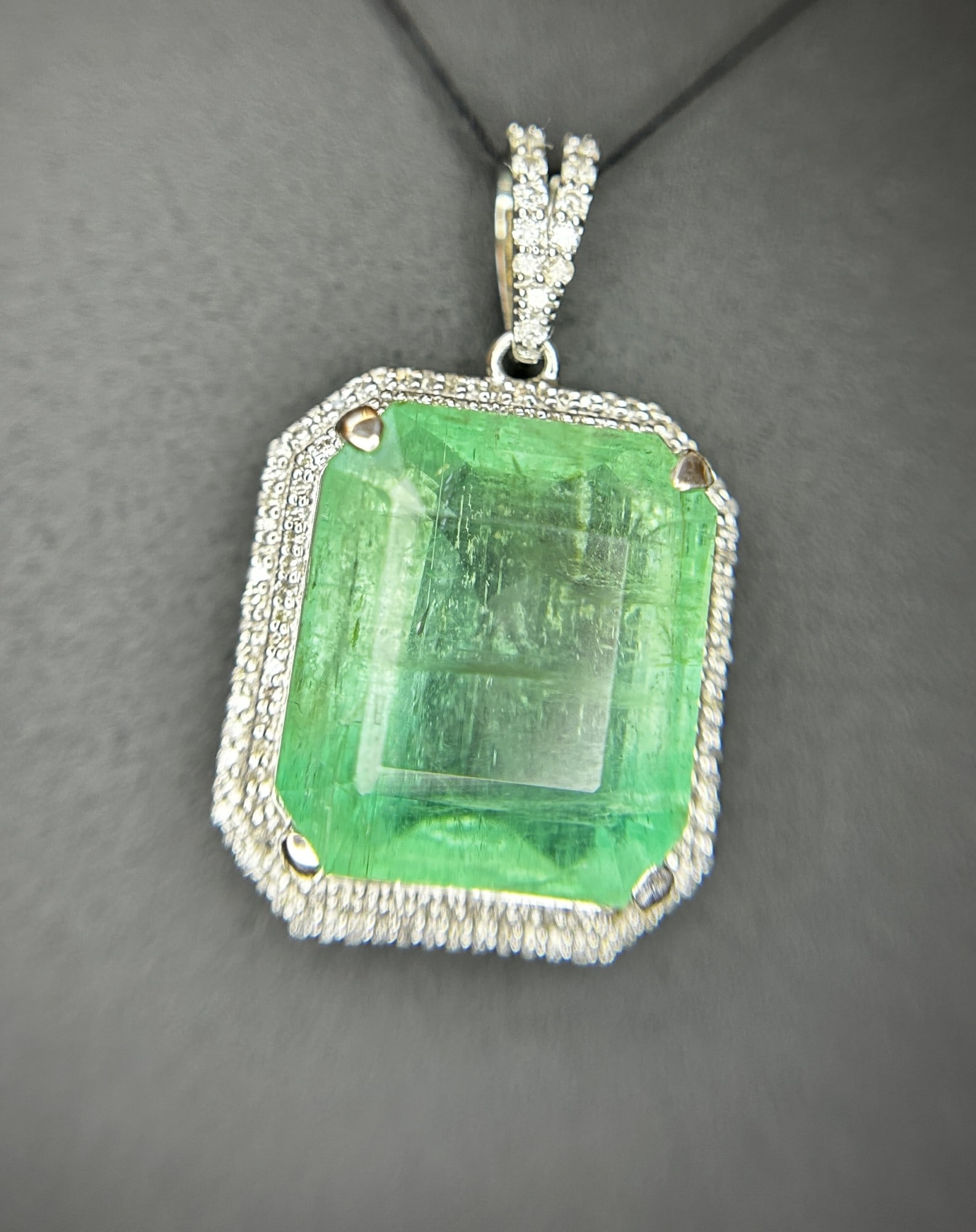 Beautiful 19.58 ct Natural Columbian Emerald With Natural Diamonds & 18k Gold - 2