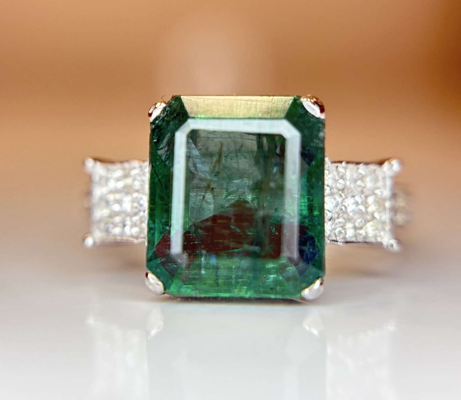 Beautiful 4.49 CT Natural Emerald With Natural Diamonds & 18k Gold: Title: Beautiful 4.49 CT Natural Emerald With Natural Diamonds & 18k Gold Description: Beautiful 4.49 CT Natural Emerald With Natural Diamonds & 18k Gold Description: Total Carat Weight -