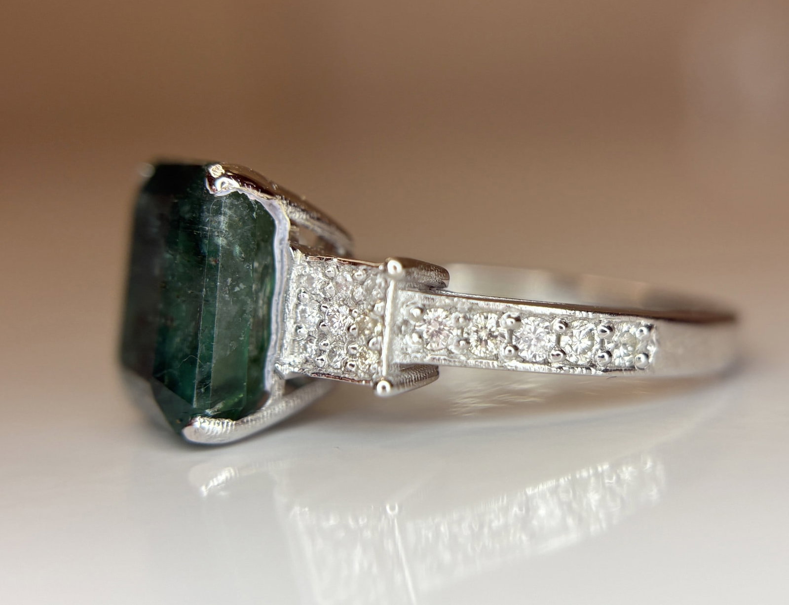 Beautiful 4.49 CT Natural Emerald With Natural Diamonds & 18k Gold - 4