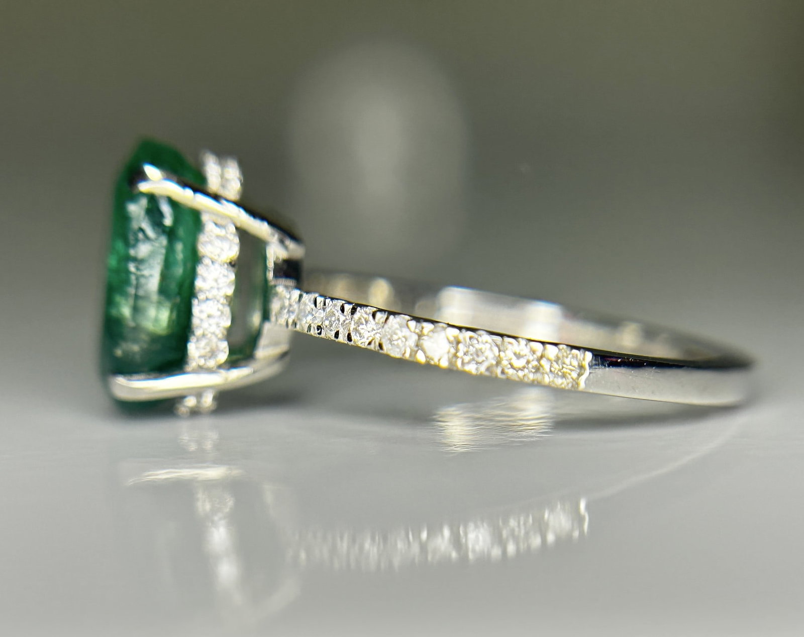 Beautiful 2.60 CT Natural Emerald Ring With Natural Diamonds & Platinum 950 - 3
