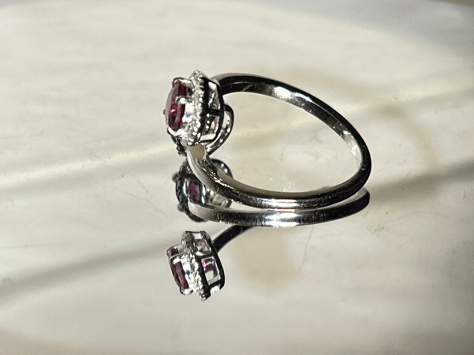 Beautiful Natural Spinel Ring With Diamonds and 18k Gold - 6