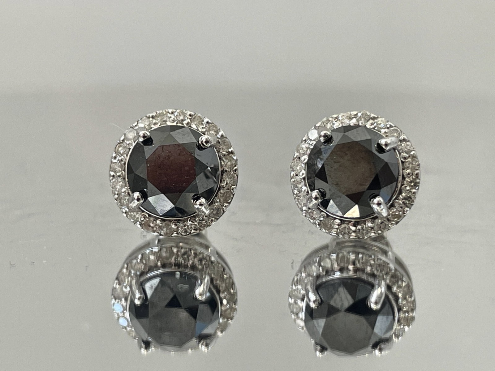 Beautiful Natural 3.84 CT Black Diamond Earrings Natural Diamonds & 18k Gold: Title: Beautiful Natural 3.84 CT Black Diamond Earrings Natural Diamonds & 18k Gold Description: Beautiful Natural 3.84 CT Black Diamond Earrings With Natural white diamond & 18k Gold. 