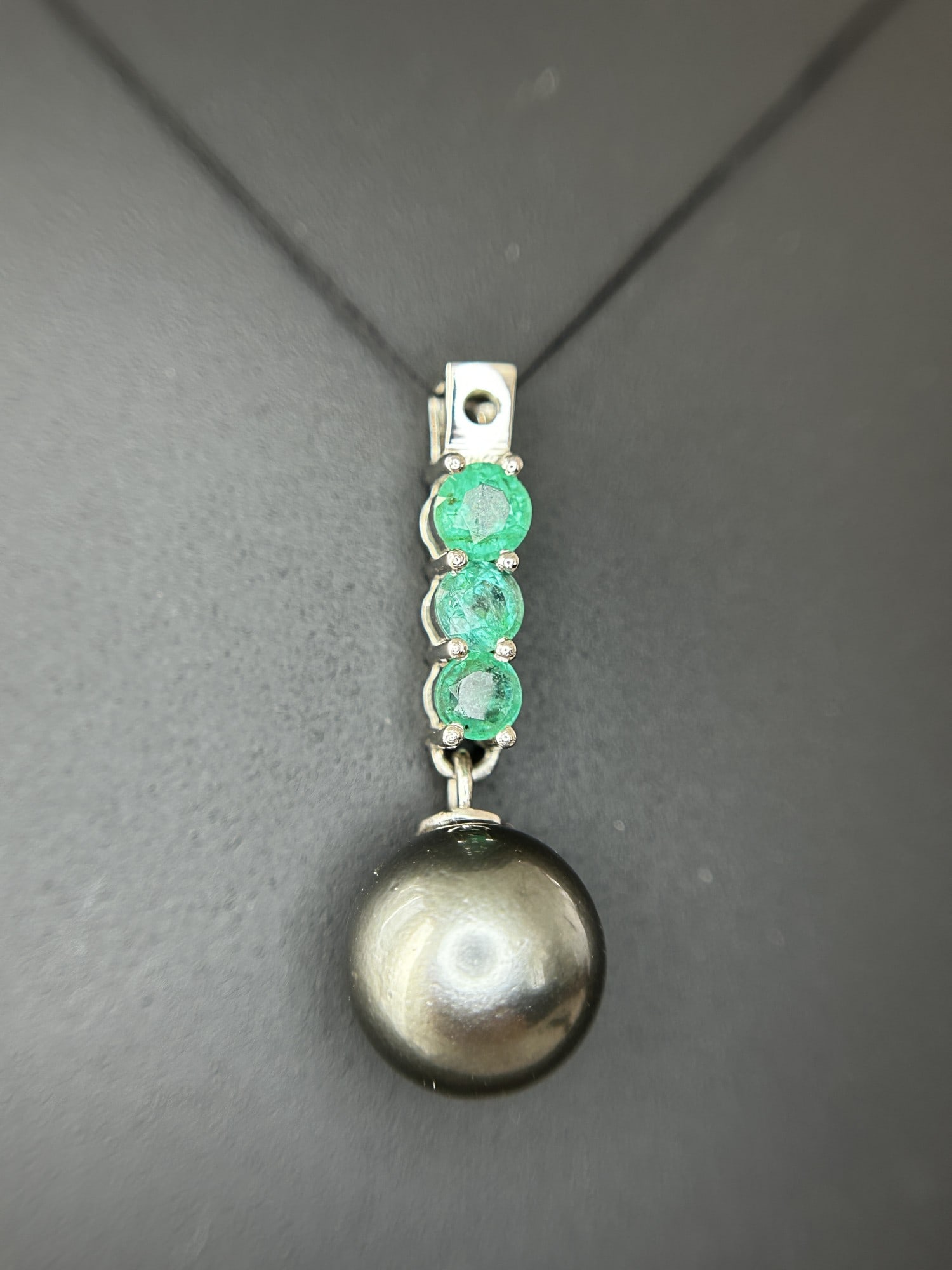 Beautiful 9.25CT Natural Tahitian Pearl With Emerald & 950 Platinum Pendant - 2