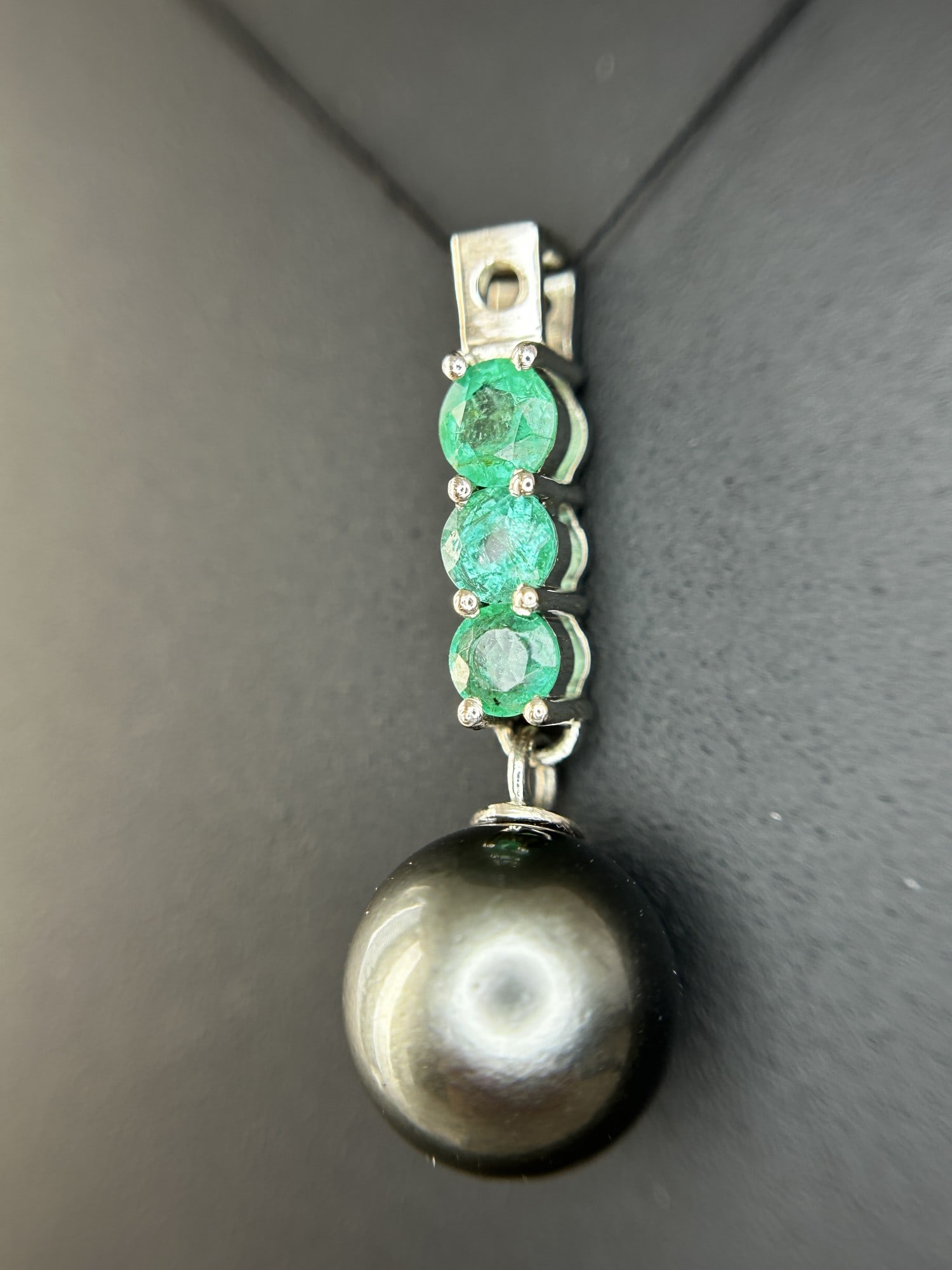 Beautiful 9.25CT Natural Tahitian Pearl With Emerald & 950 Platinum Pendant - 6