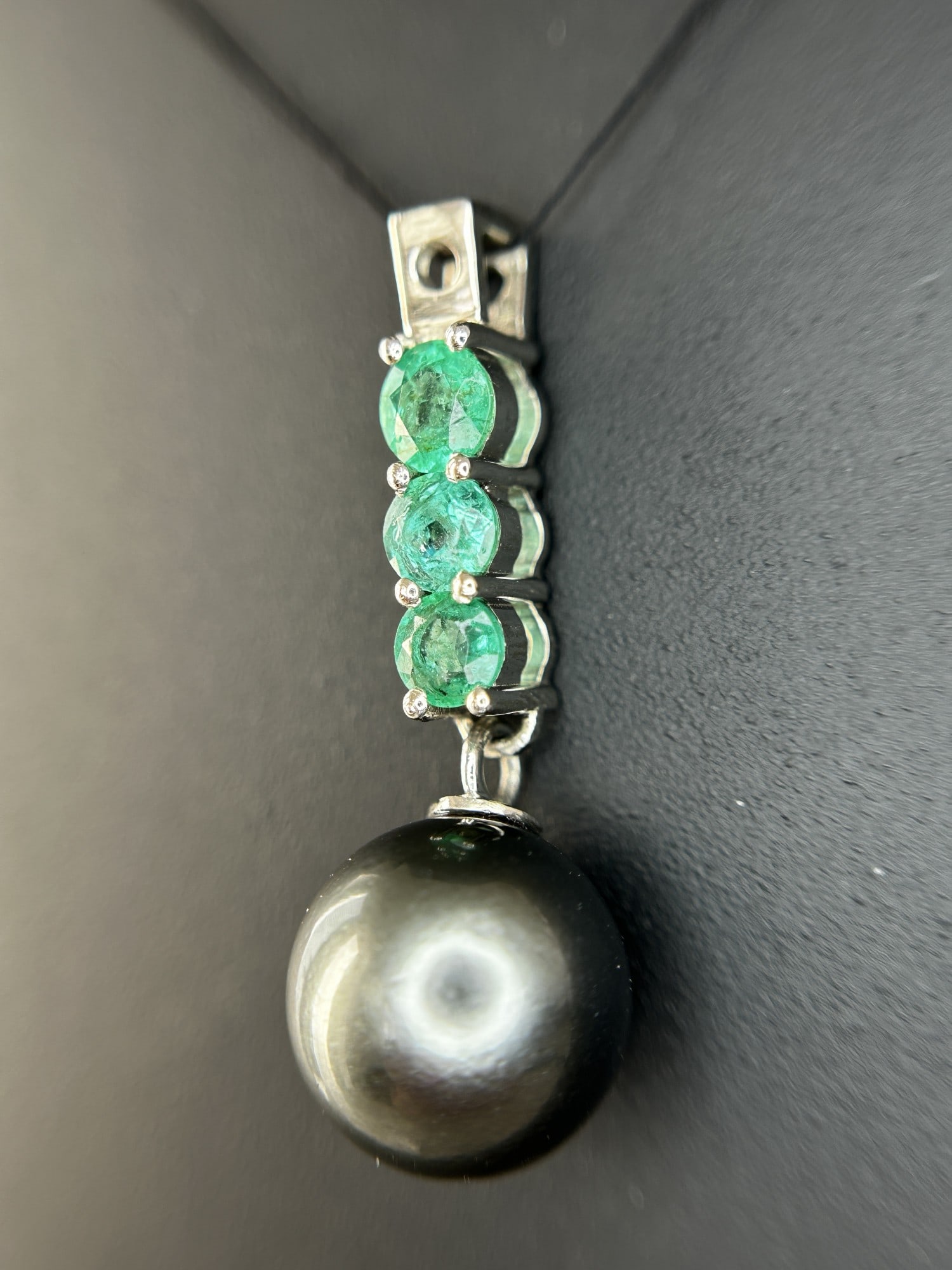 Beautiful 9.25CT Natural Tahitian Pearl With Emerald & 950 Platinum Pendant - 7