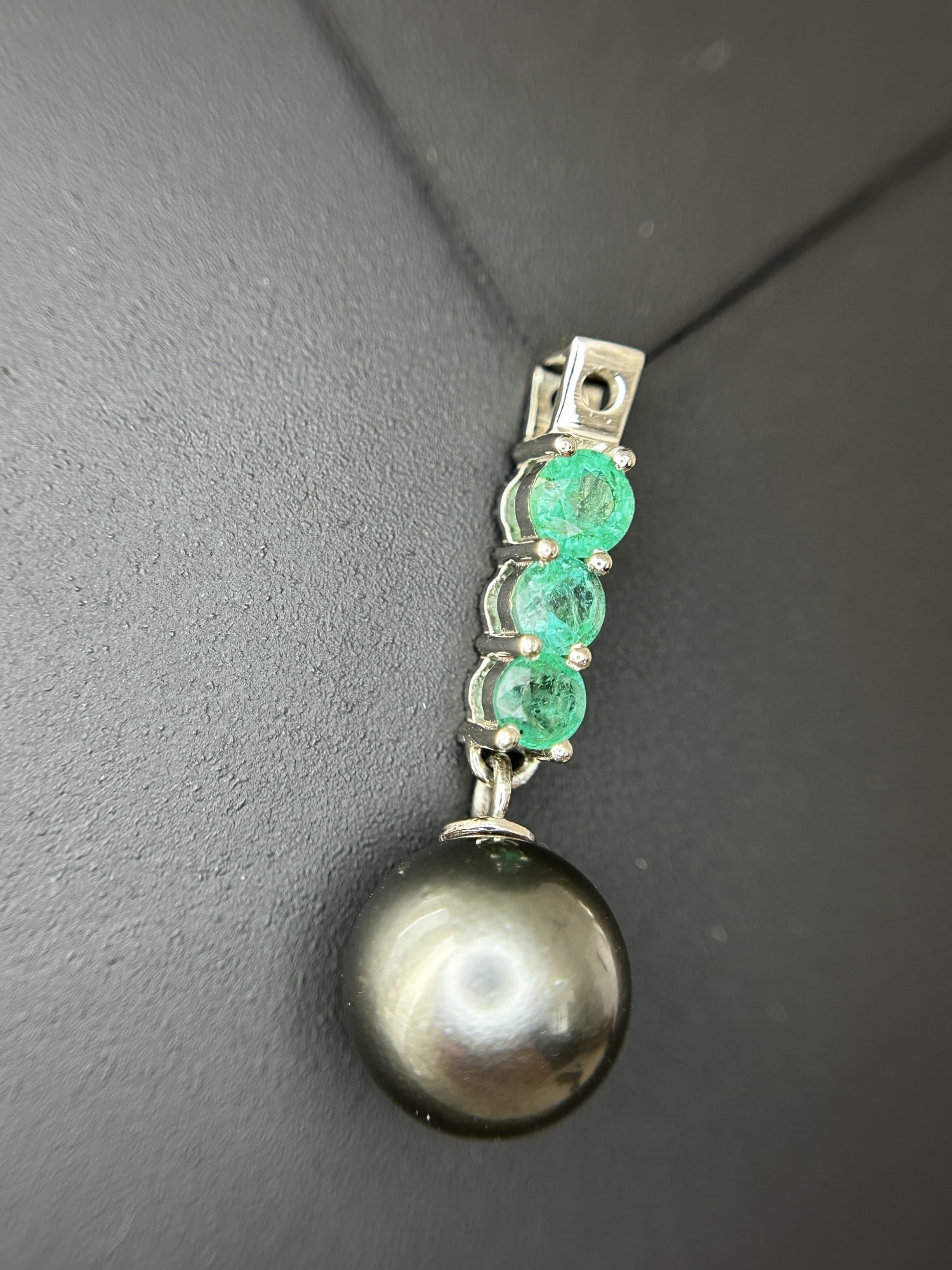 Beautiful 9.25CT Natural Tahitian Pearl With Emerald & 950 Platinum Pendant - 9