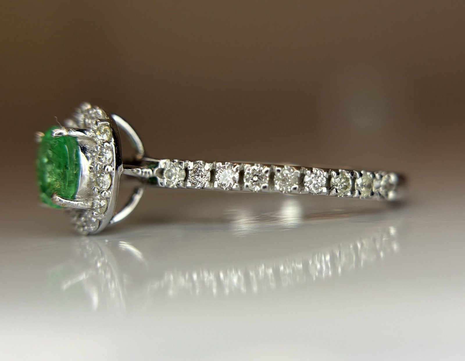 Beautiful 0.42 CT Natural Emerald With Natural Diamonds & 18k Gold - 4