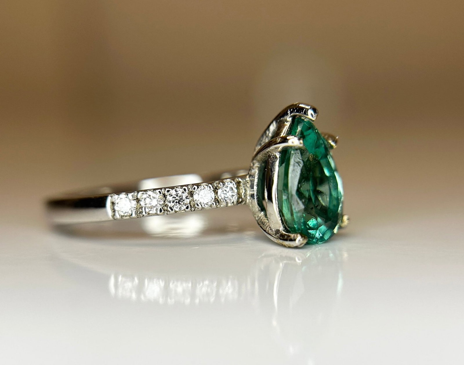 Beautiful Natural Emerald With Natural Diamonds & 18k Gold - 3