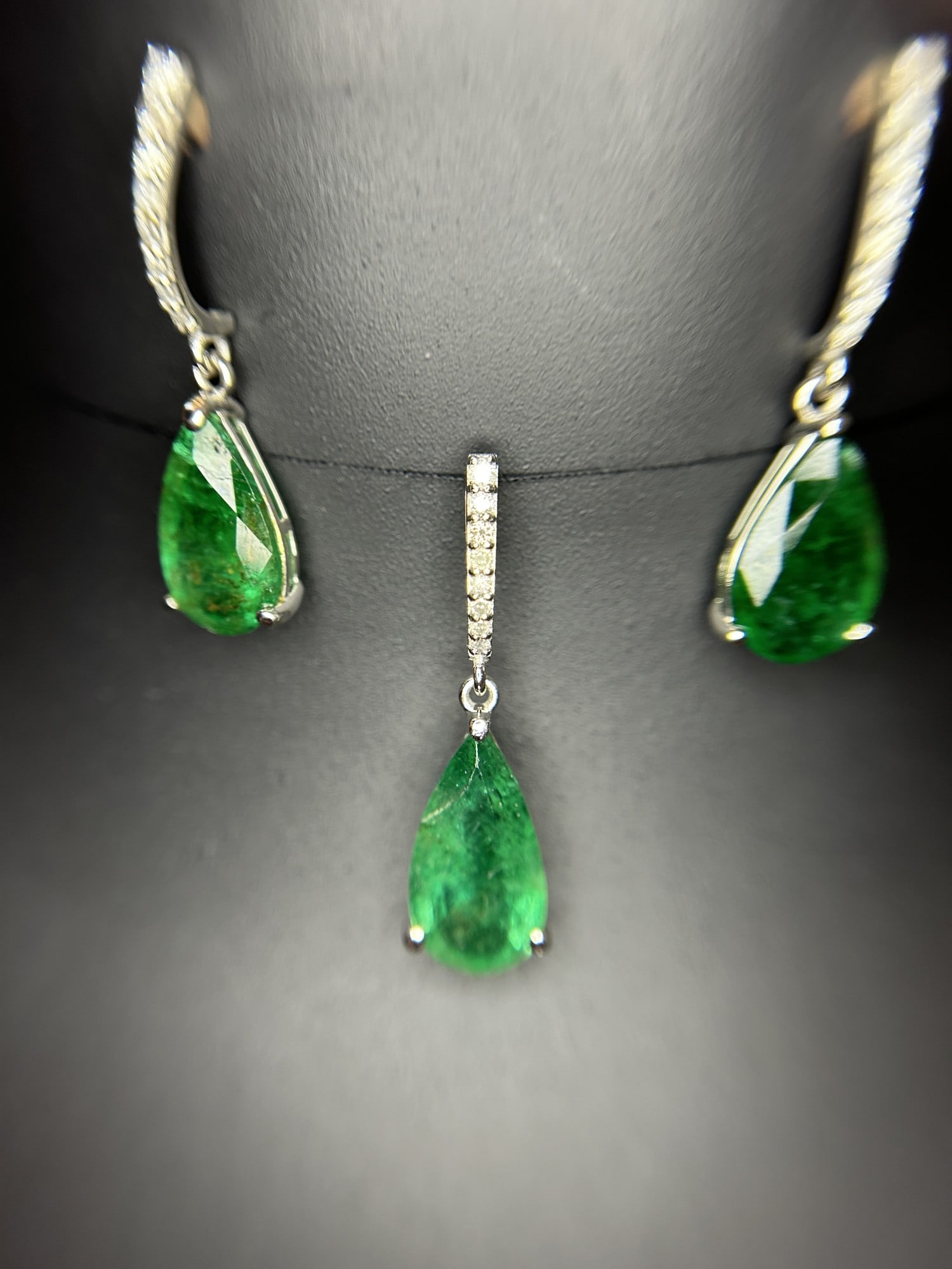 Beautiful 12.27ct Natural Emerald Earrings and Pendant Set With Natural Diamonds & 18k Gold - 2