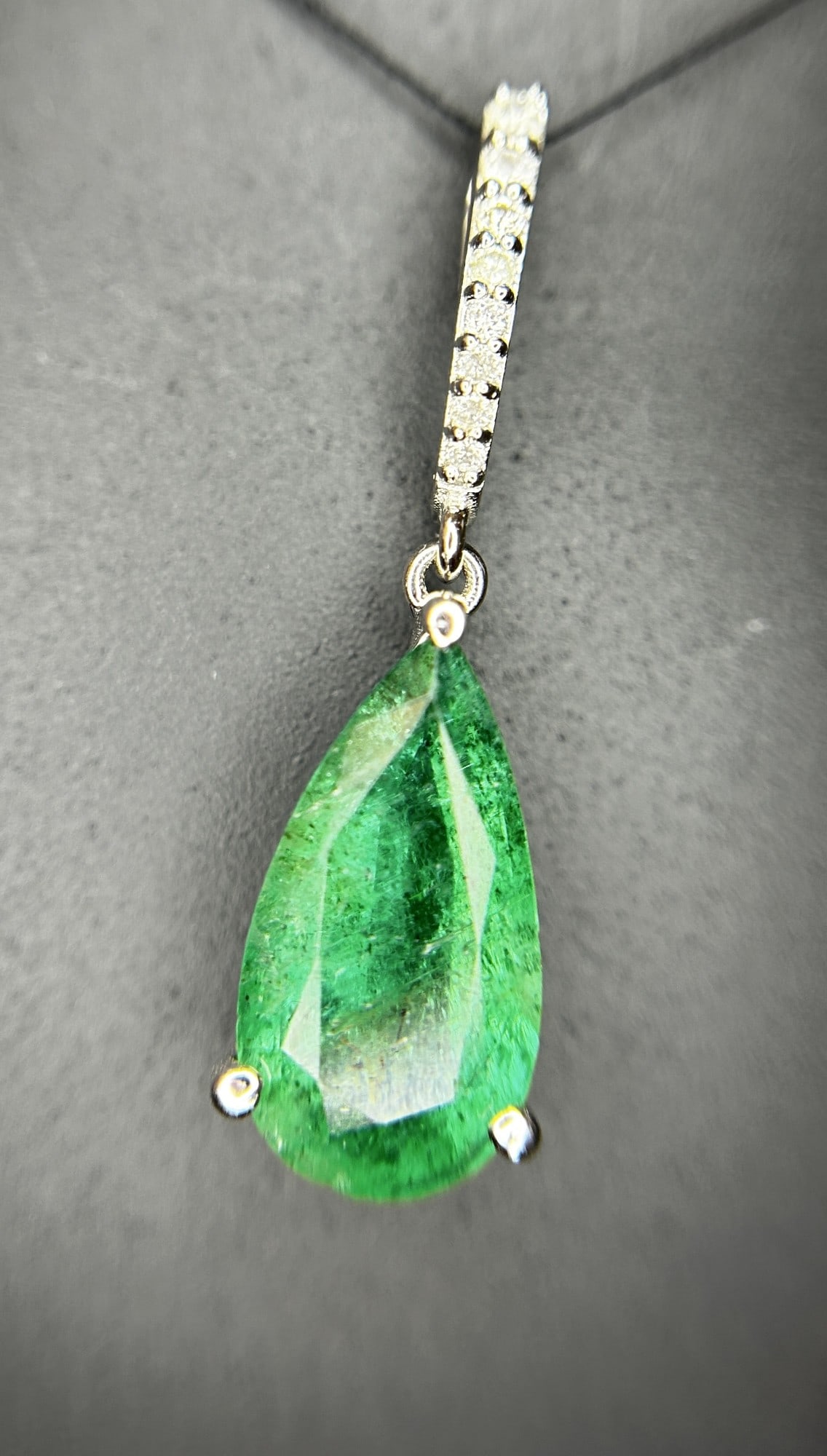 Beautiful 12.27ct Natural Emerald Earrings and Pendant Set With Natural Diamonds & 18k Gold - 9