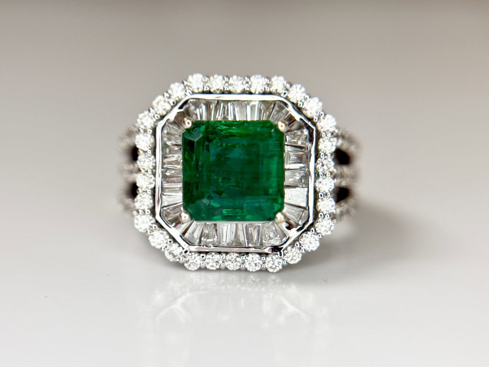 Beautiful 3.01 CT Natural Emerald With 1.68 CT Natural Diamonds & 18k Gold - 2