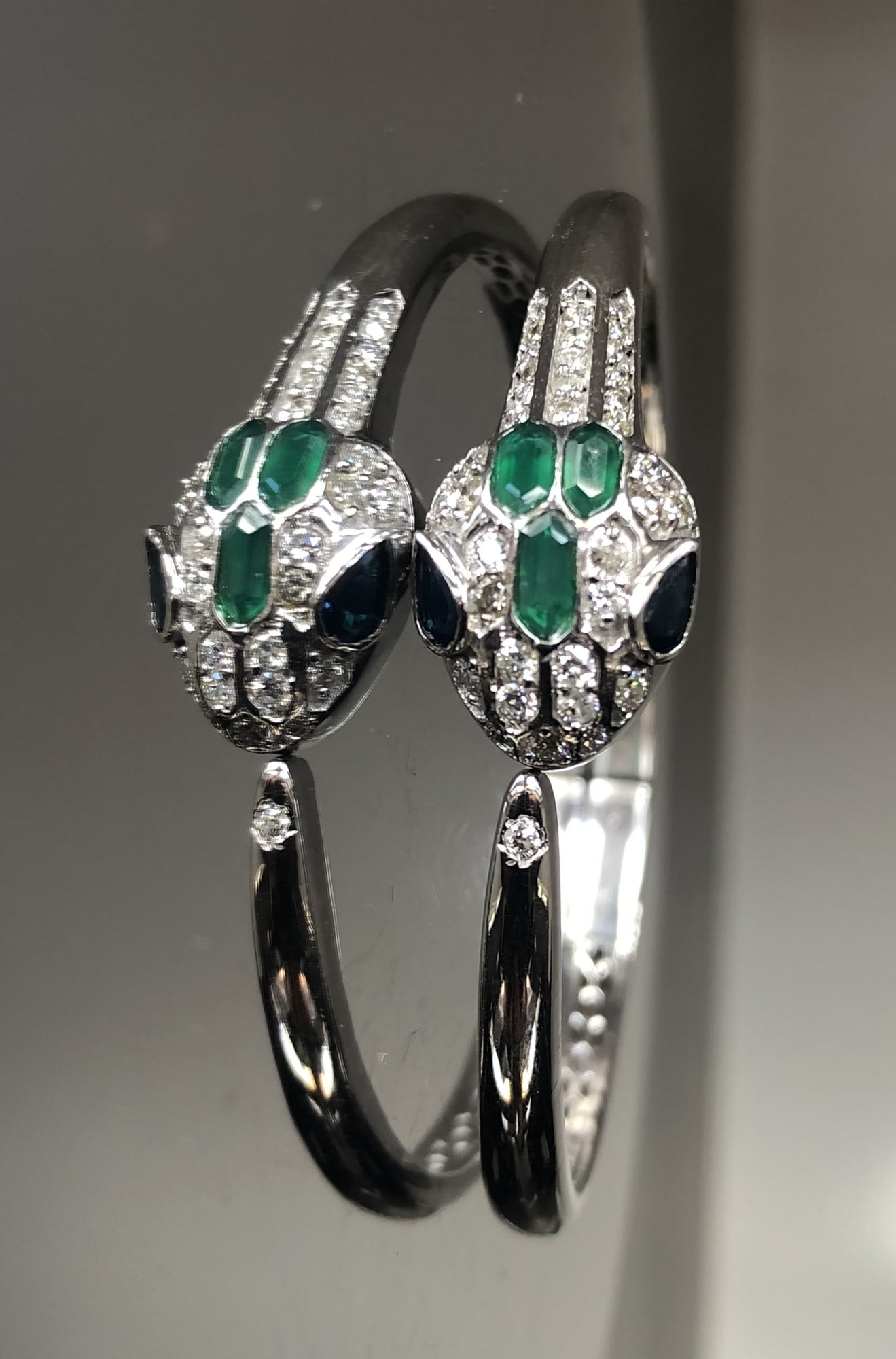 Beautiful Natural Diamond, Blue Sapphire and Green Onyx Snake Bracelet With 18k White Gold: Title: Beautiful Natural Diamond, Blue Sapphire and Green Onyx Snake Bracelet With 18k White Gold Description: Very Beautiful Bracelet will make someone really happy Description: Total Carat Weight -