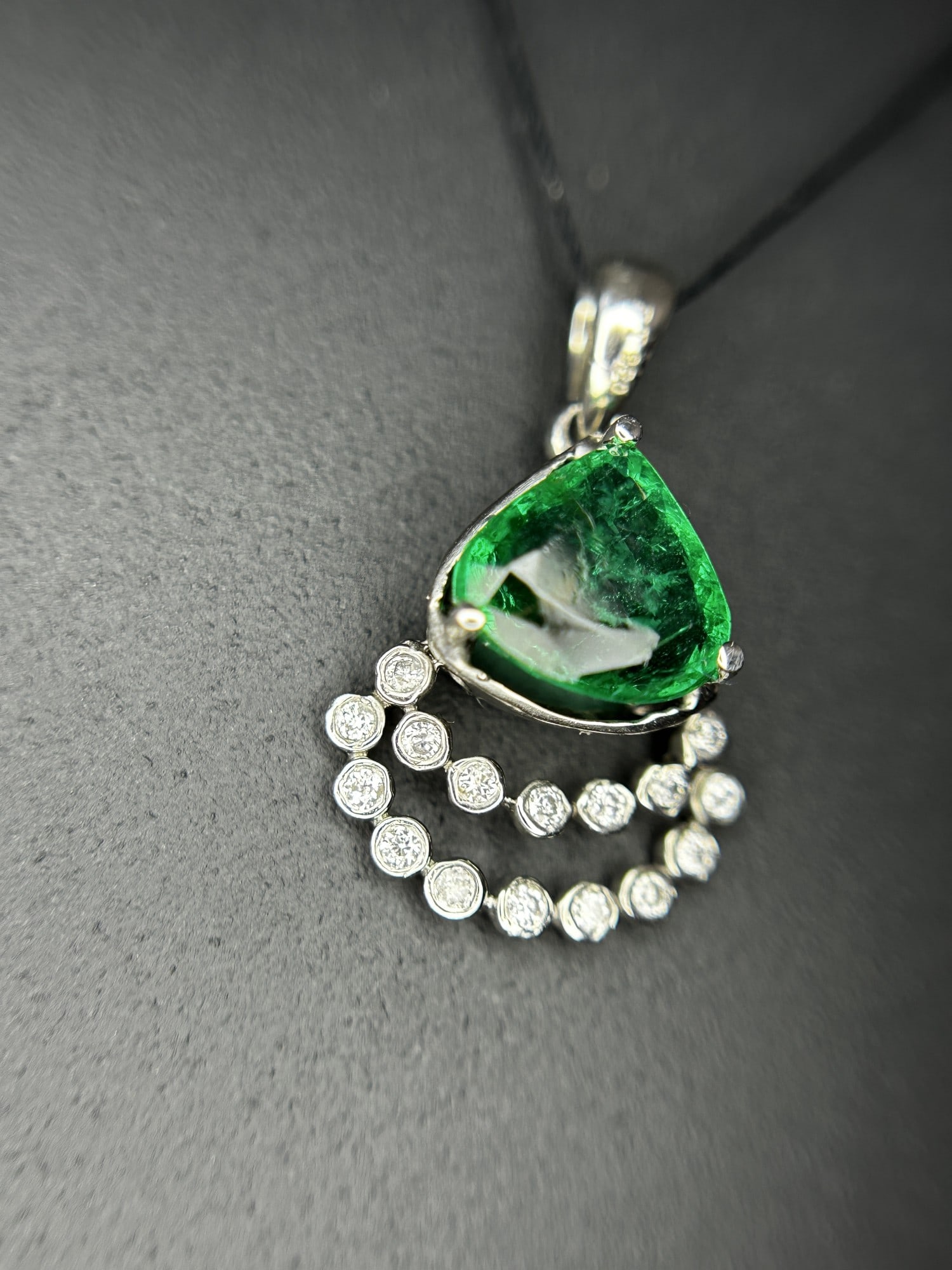 Beautiful 1.37ct Natural Emerald Pendant With Diamonds & 950 Platinum - 3