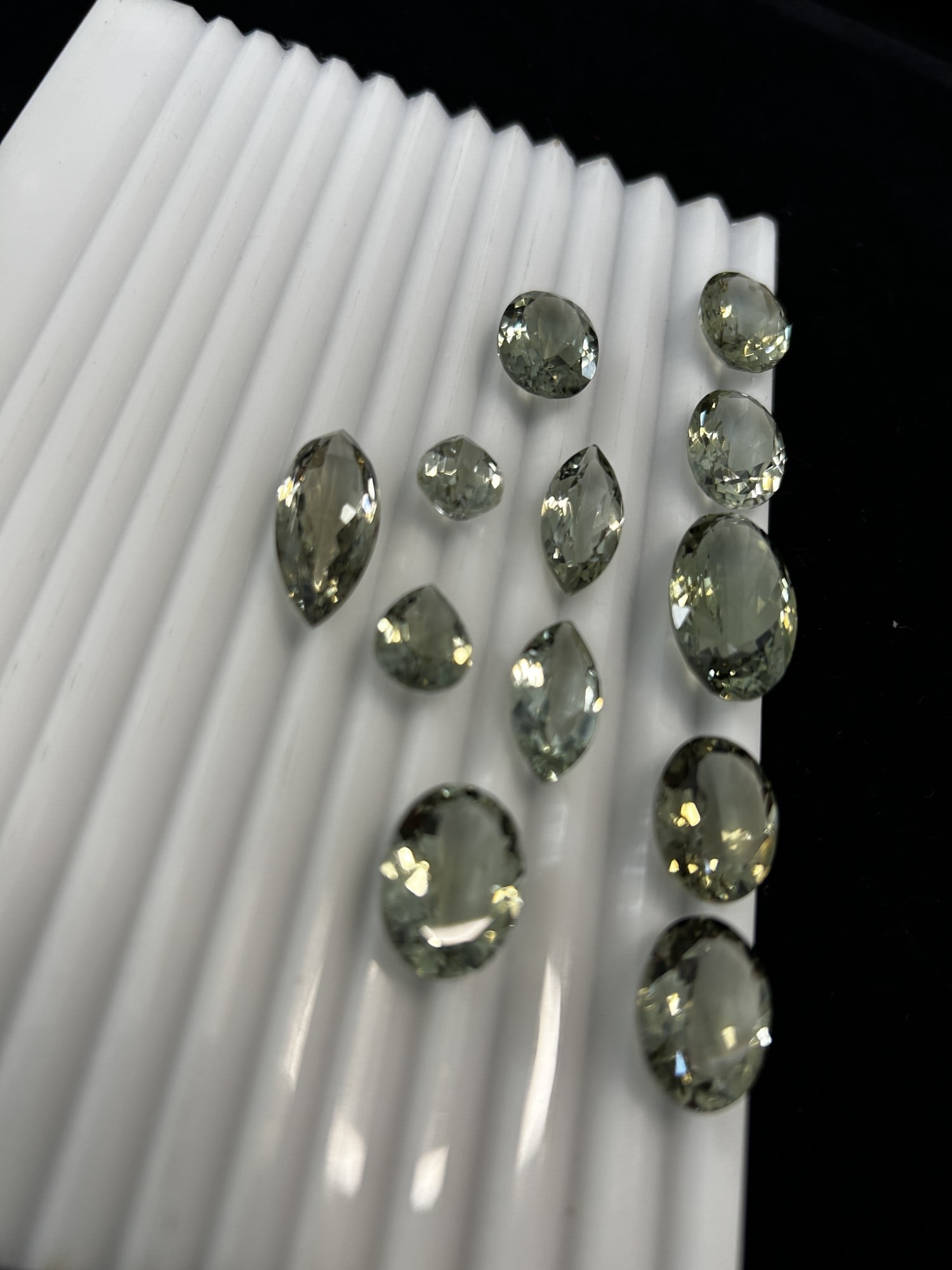 121.15ct Green Natural Amethyst - 7