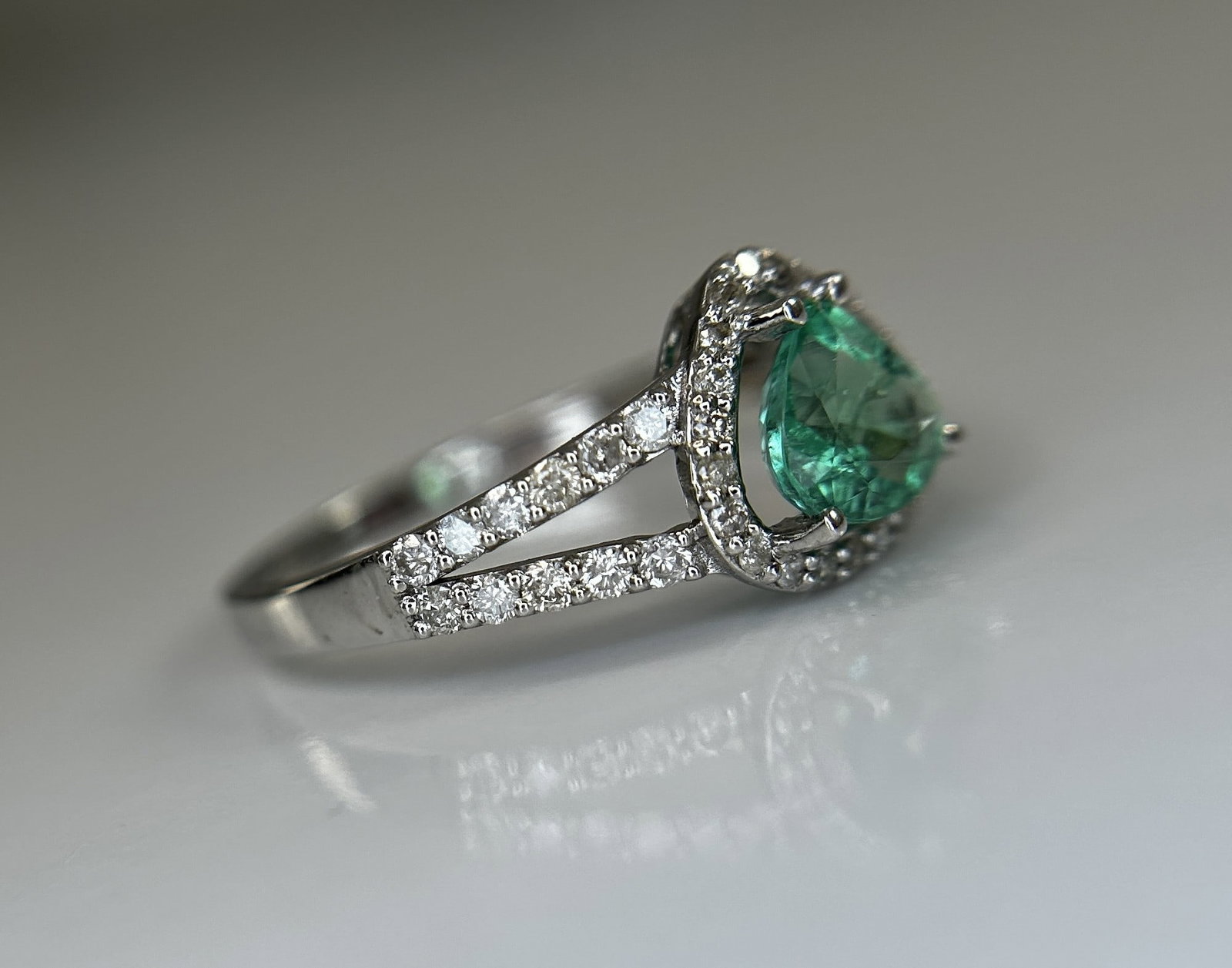 Beautiful Natural Emerald 0.66 CT With Natural Diamonds & 18k Gold - 6
